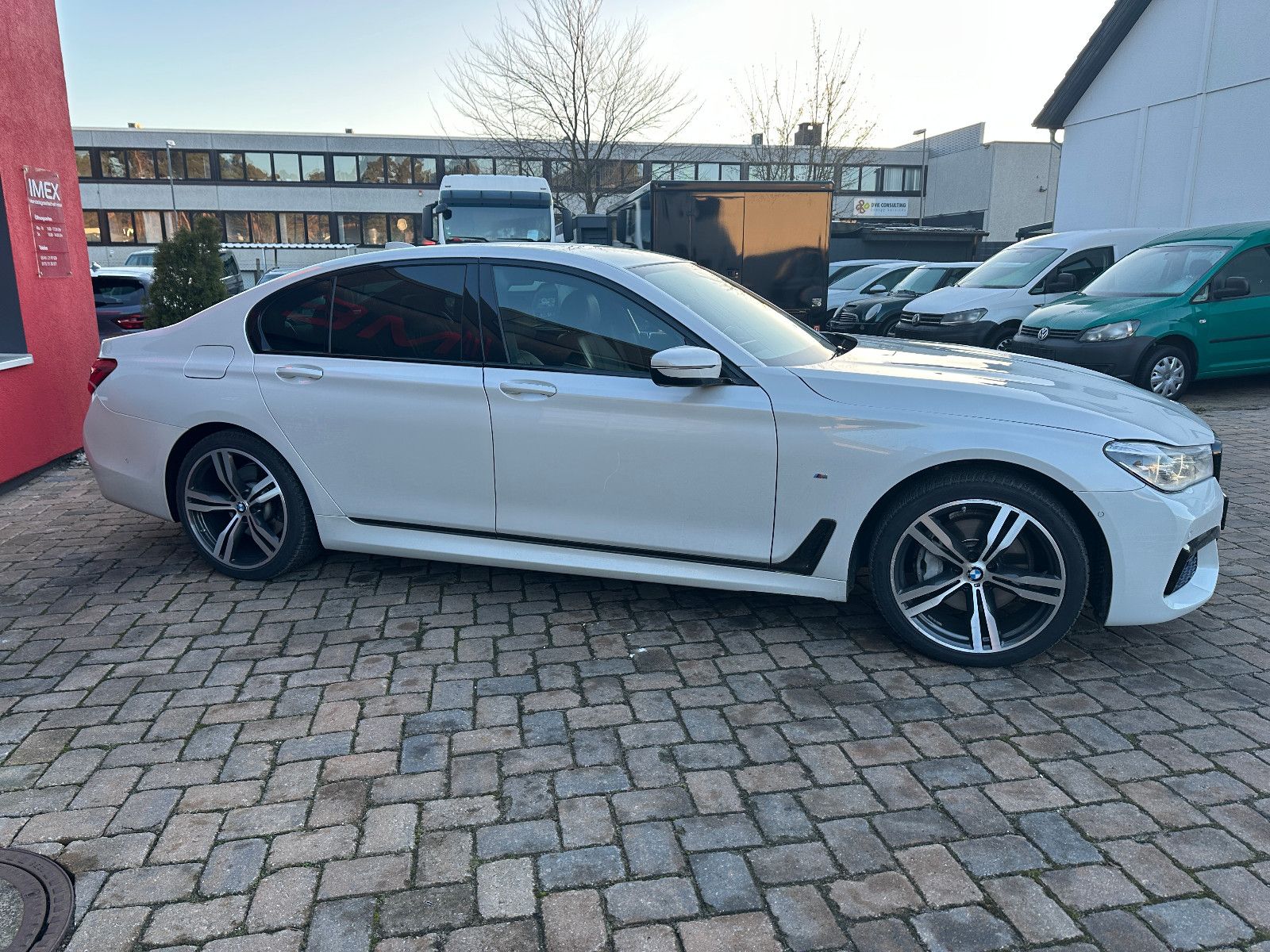 Fahrzeugabbildung BMW 740 d xDrive 320 PS M-Paket HUD DAB LED Leder
