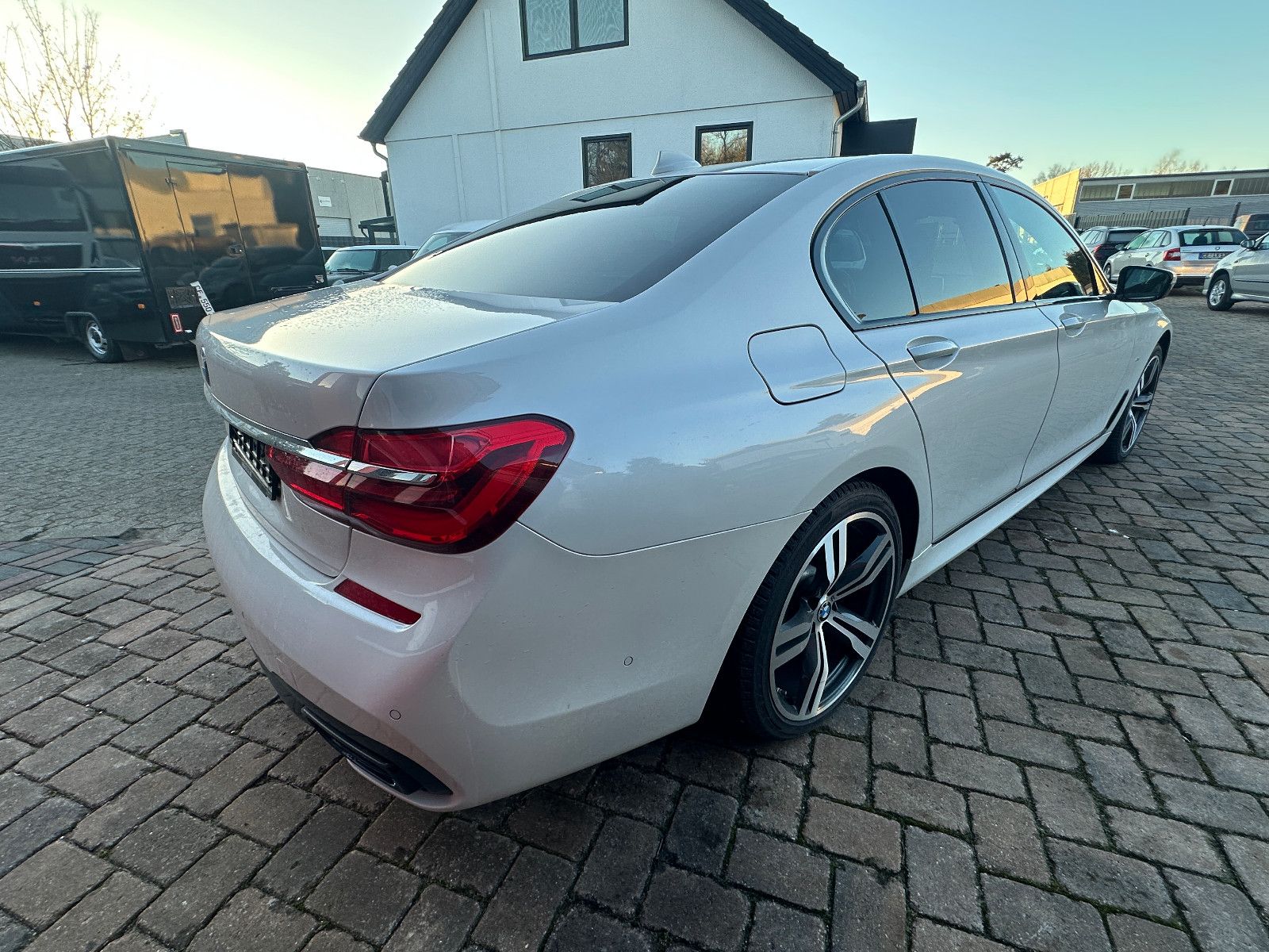 Fahrzeugabbildung BMW 740 d xDrive 320 PS M-Paket HUD DAB LED Leder
