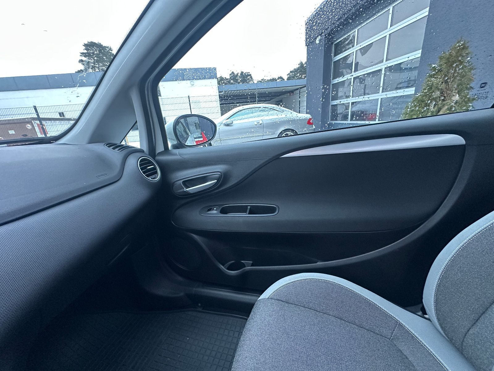 Fahrzeugabbildung Fiat Punto Pop 1.2 70 PS HU neu Klima 62tkm !!!!