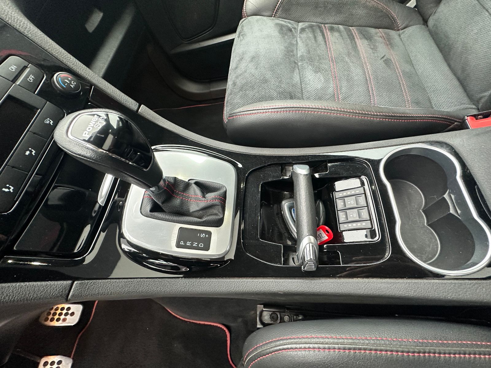 Fahrzeugabbildung Ford S-Max Titanium S 2.0 239 PS HU neu Pano Autom.