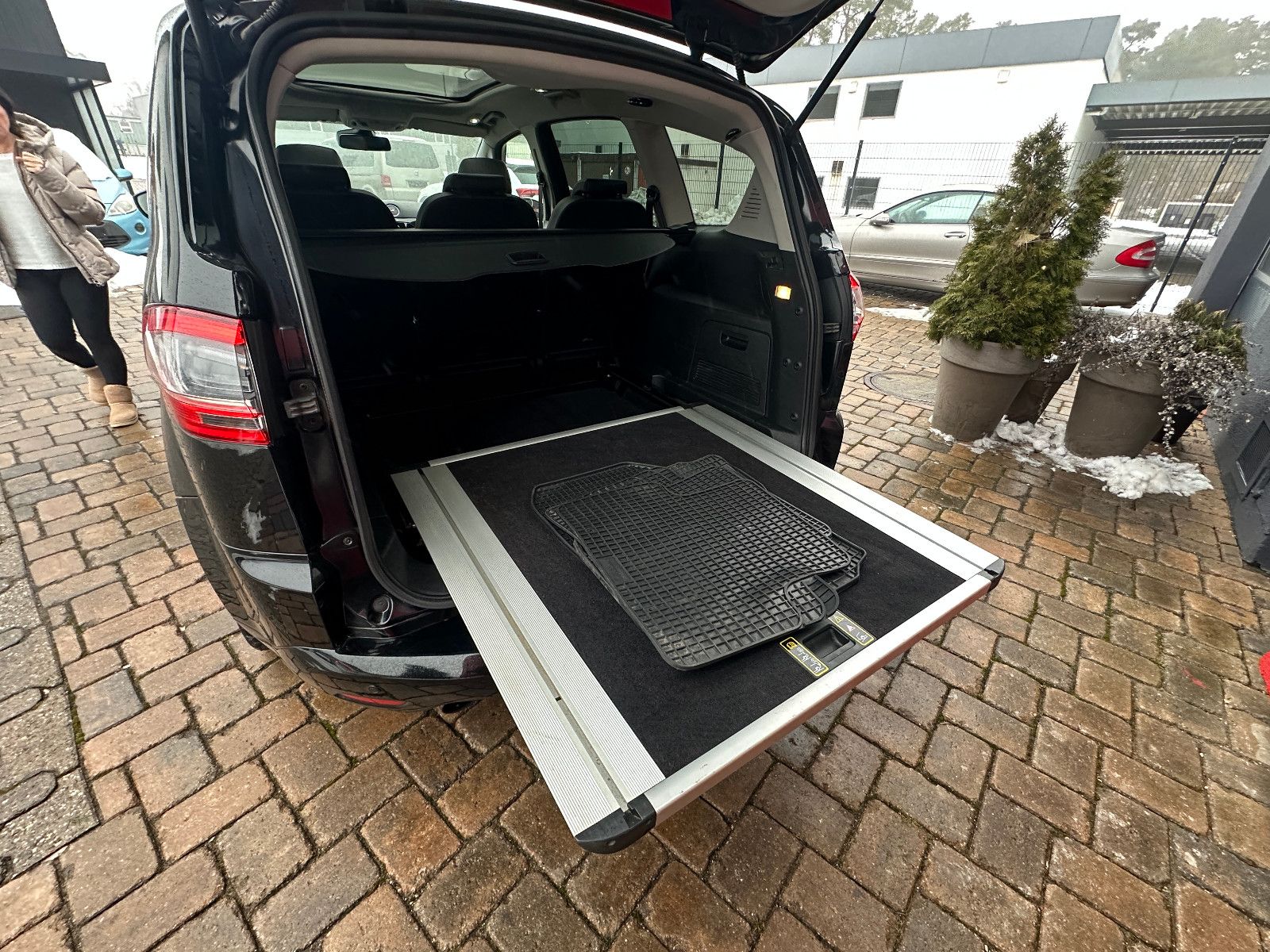 Fahrzeugabbildung Ford S-Max Titanium S 2.0 239 PS HU neu Pano Autom.