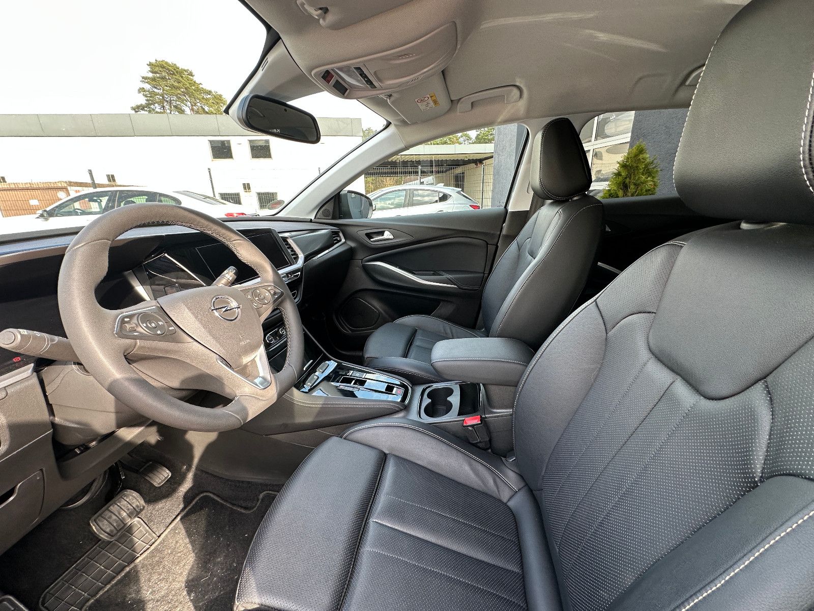 Fahrzeugabbildung Opel Grandland GS Line 1.2 130 PS Autom. Leder