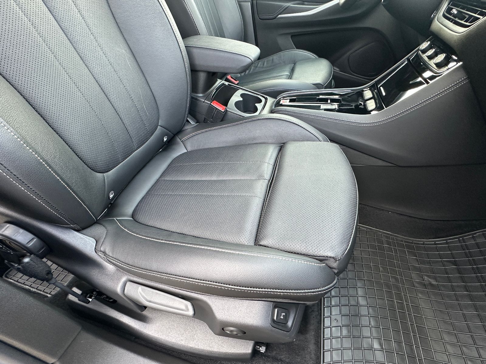 Fahrzeugabbildung Opel Grandland GS Line 1.2 130 PS Autom. Leder