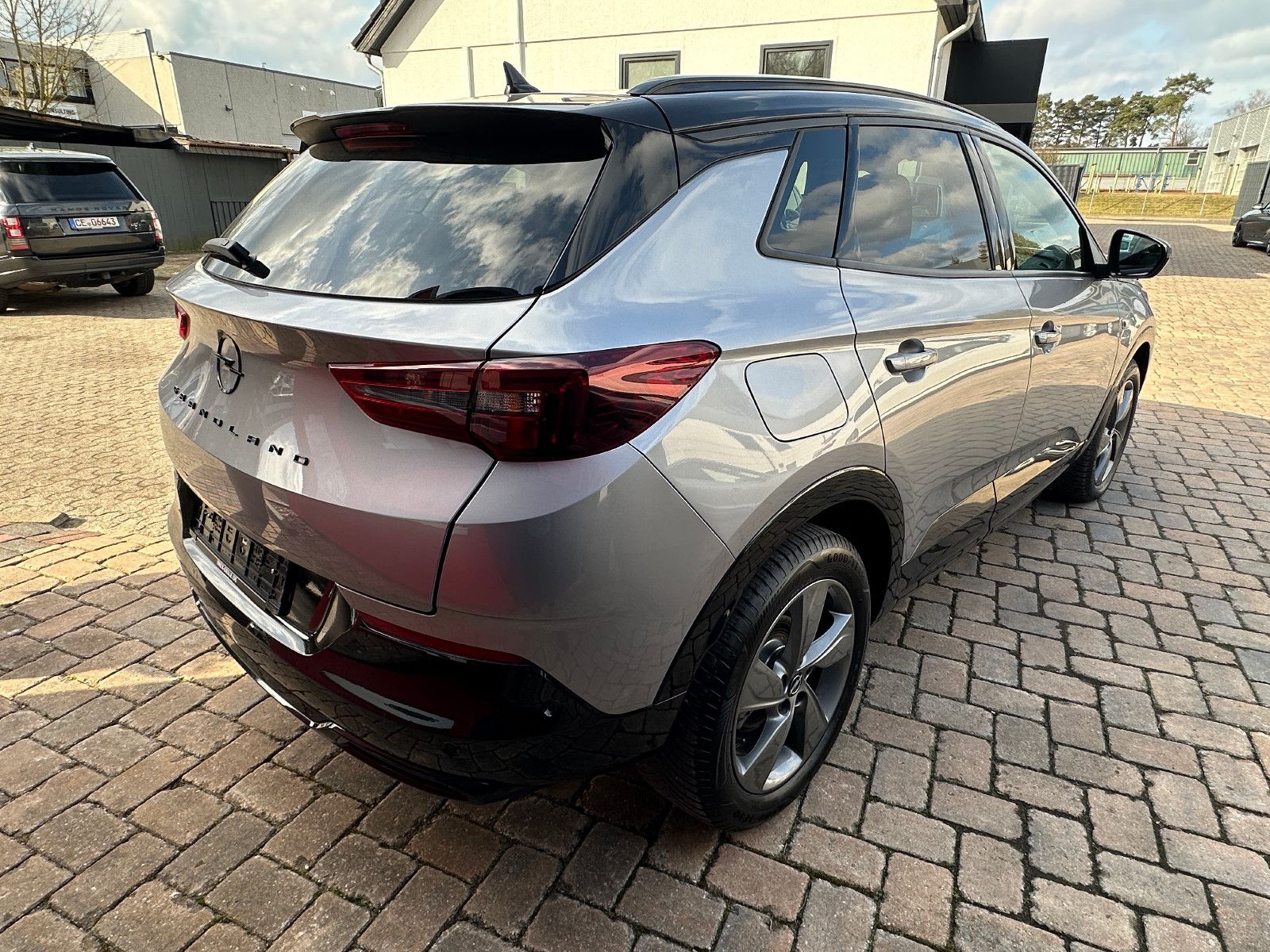 Fahrzeugabbildung Opel Grandland GS Line 1.2 130 PS Autom. Leder