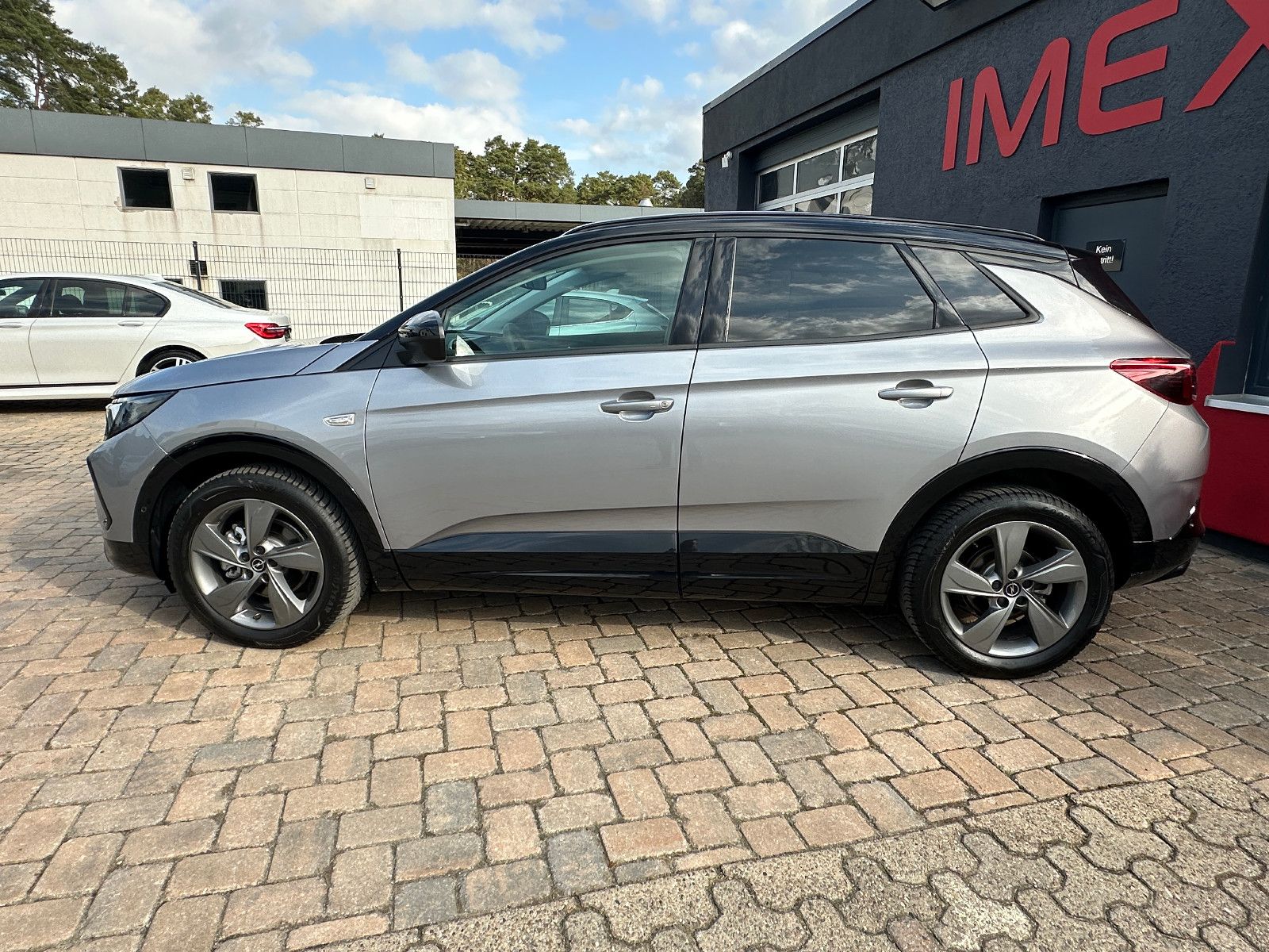 Fahrzeugabbildung Opel Grandland GS Line 1.2 130 PS Autom. Leder