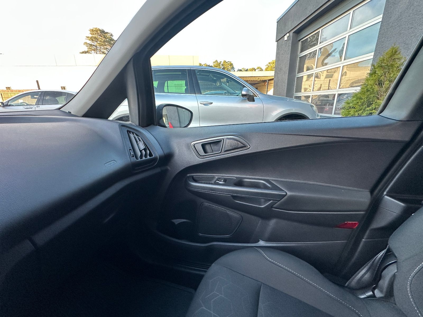 Fahrzeugabbildung Ford B-Max Trend 1.0 101 PS HU neu ZR neu