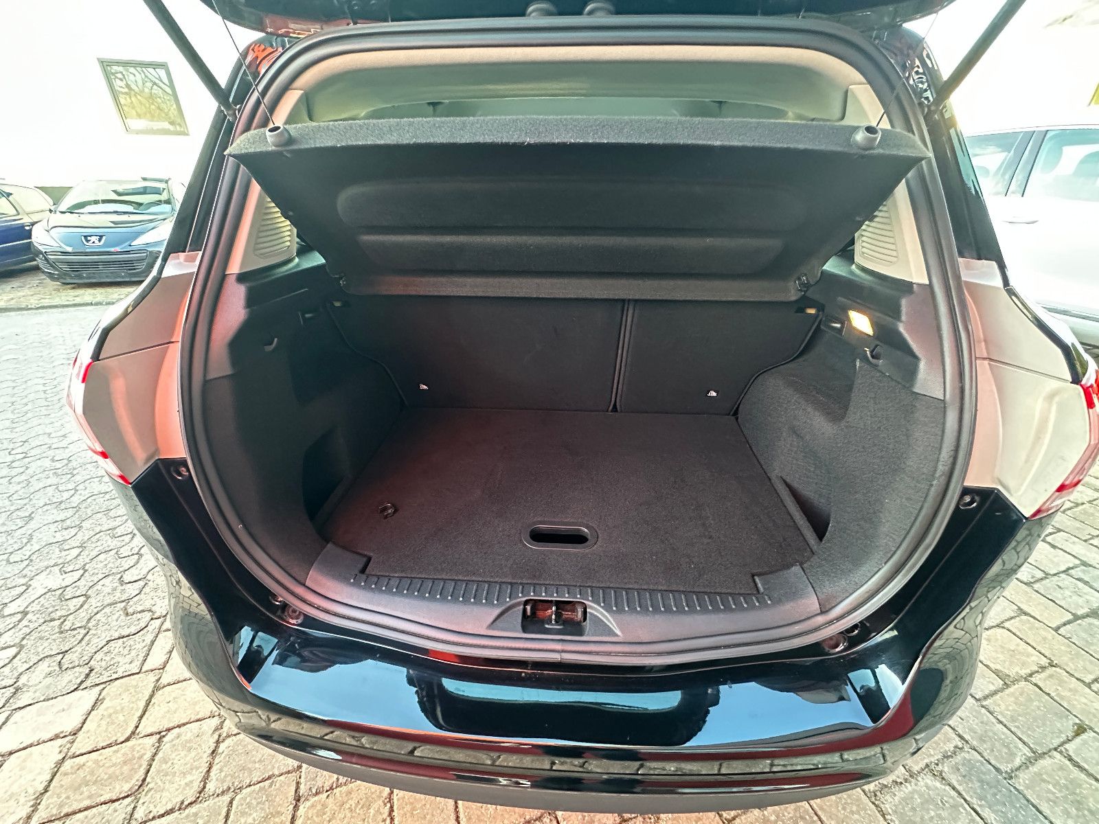 Fahrzeugabbildung Ford B-Max Trend 1.0 101 PS HU neu ZR neu