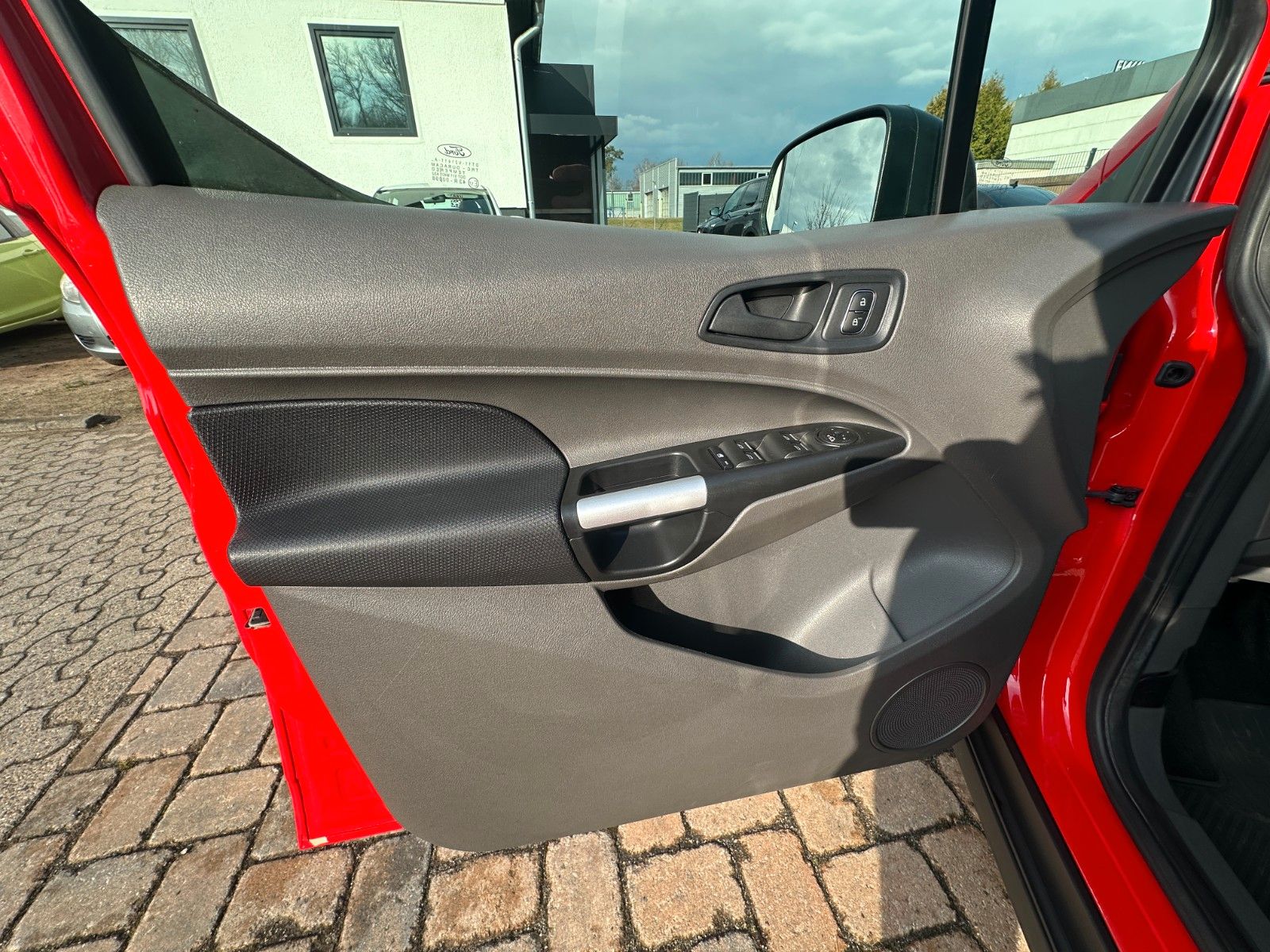 Fahrzeugabbildung Ford Connect Kombi lang Trend 1.5 120 PS Navi PDC