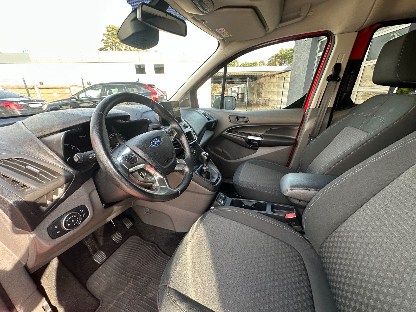 Fahrzeugabbildung Ford Connect Kombi lang Trend 1.5 120 PS Navi PDC