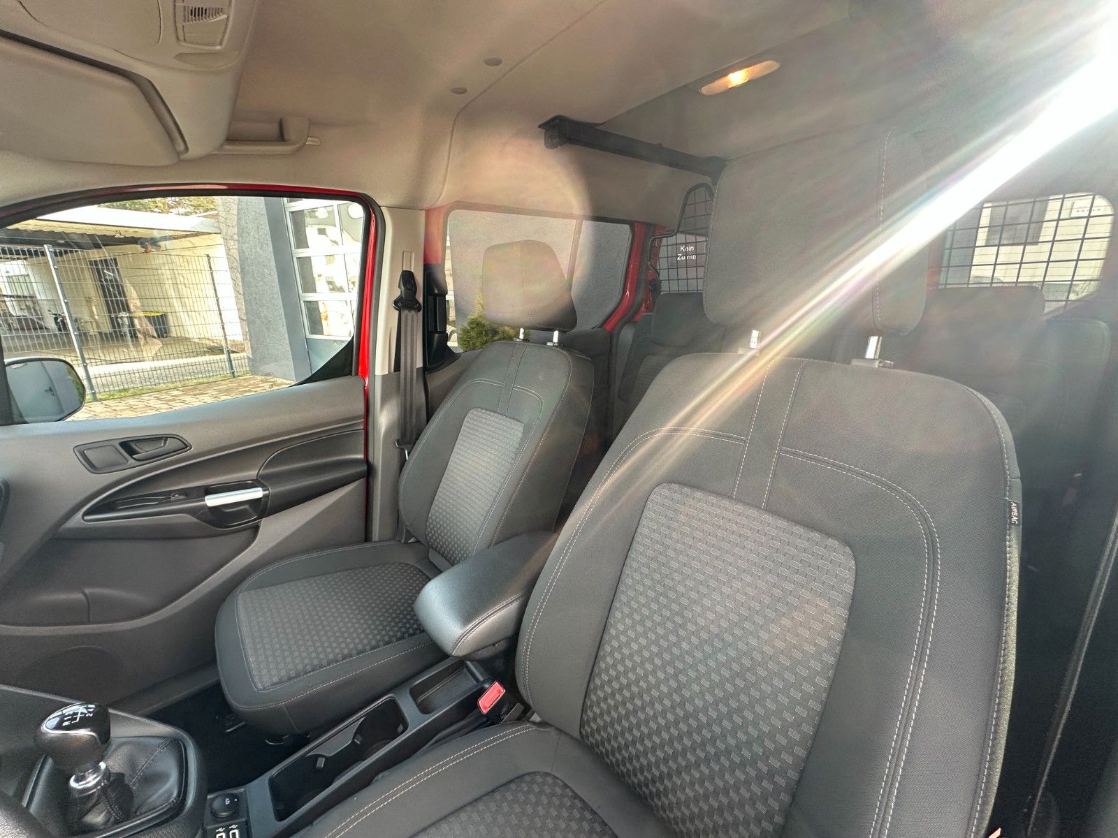 Fahrzeugabbildung Ford Connect Kombi lang Trend 1.5 120 PS Navi PDC