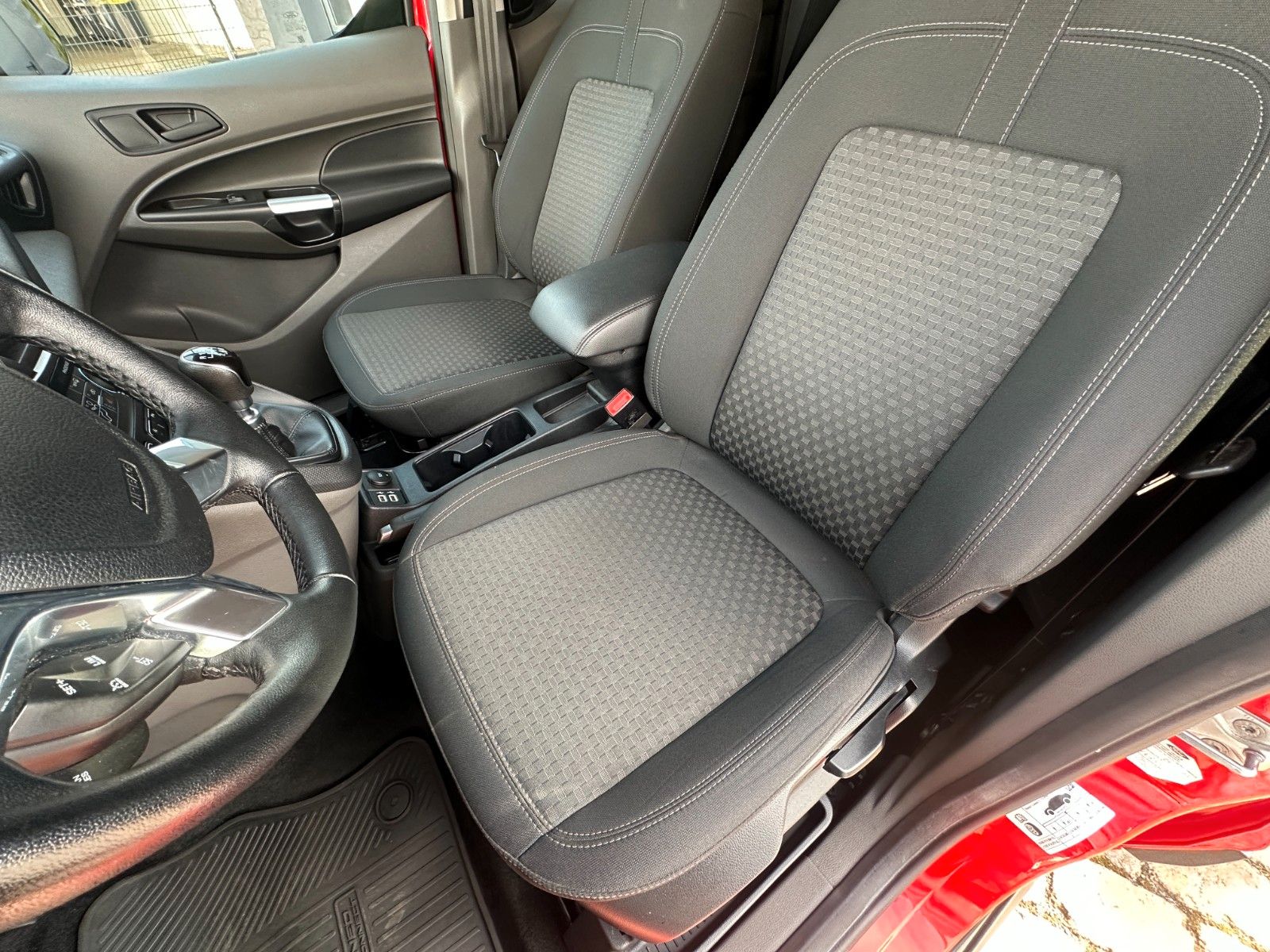 Fahrzeugabbildung Ford Connect Kombi lang Trend 1.5 120 PS Navi PDC