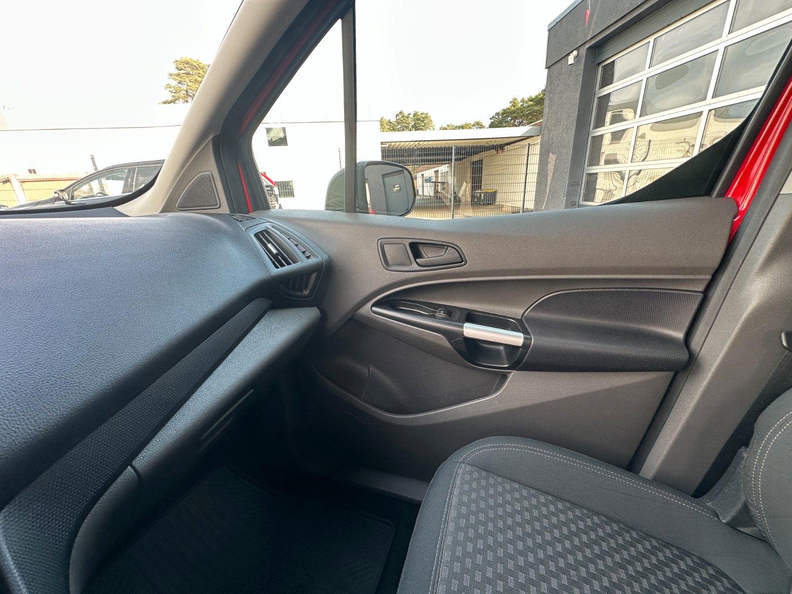 Fahrzeugabbildung Ford Connect Kombi lang Trend 1.5 120 PS Navi PDC