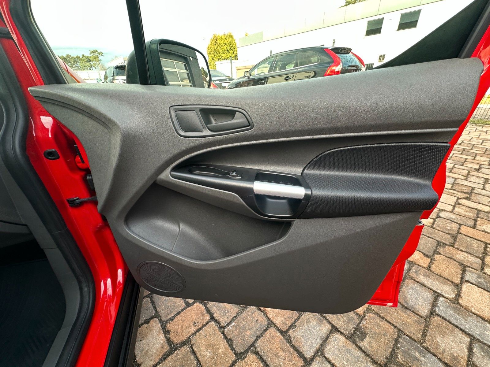 Fahrzeugabbildung Ford Connect Kombi lang Trend 1.5 120 PS Navi PDC