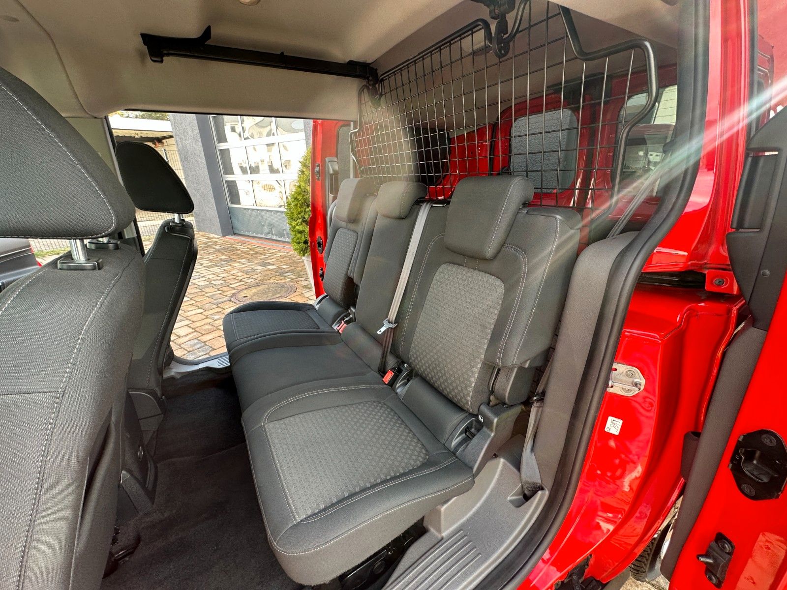 Fahrzeugabbildung Ford Connect Kombi lang Trend 1.5 120 PS Navi PDC