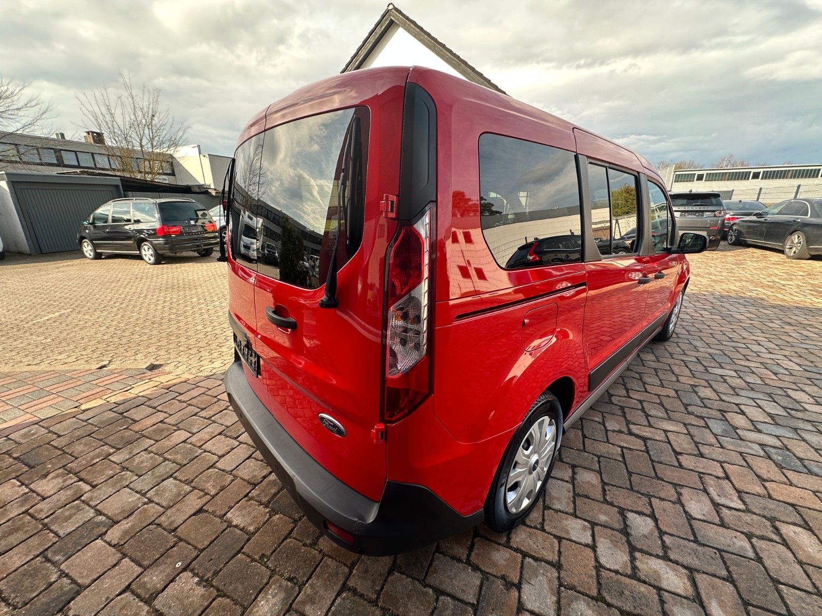 Fahrzeugabbildung Ford Connect Kombi lang Trend 1.5 120 PS Navi PDC