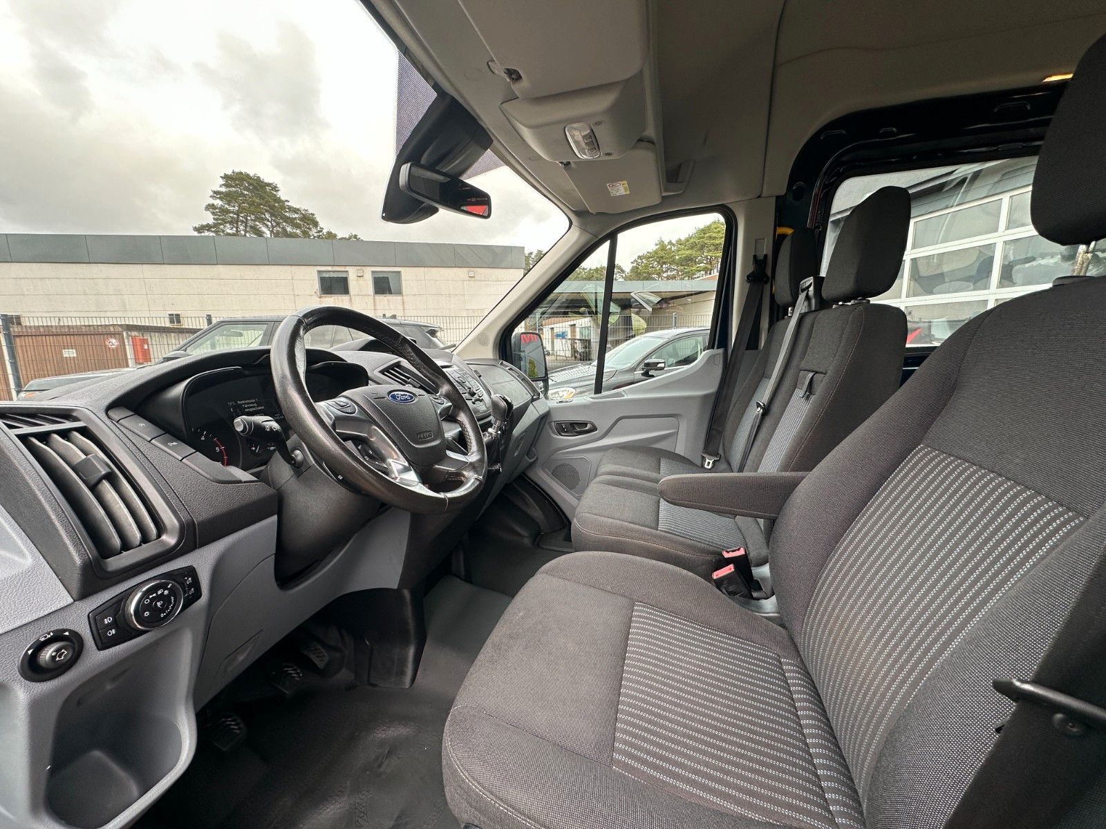 Fahrzeugabbildung Ford Transit Kombi 350 L3 Trend HU neu 170 PS AHK