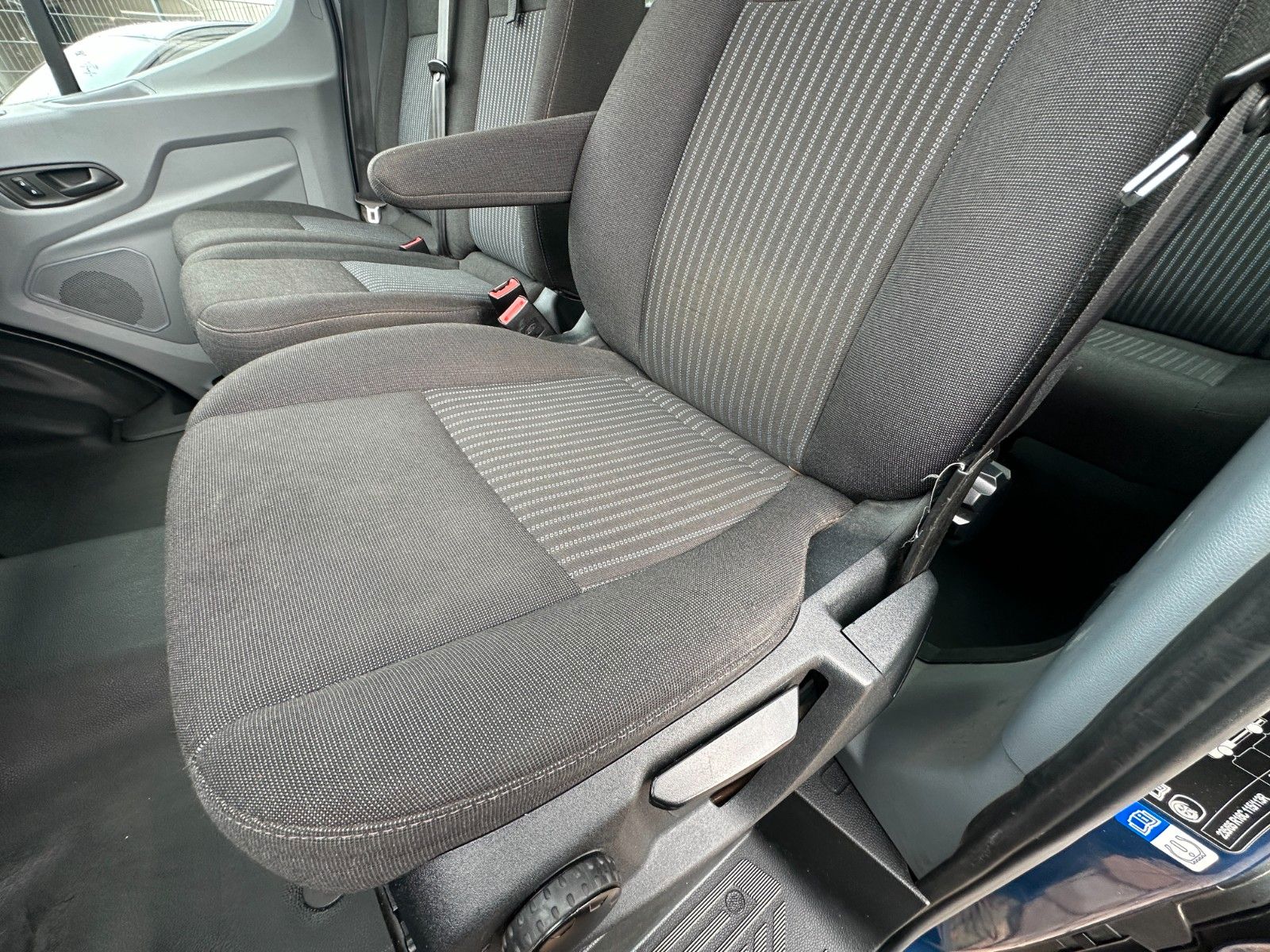 Fahrzeugabbildung Ford Transit Kombi 350 L3 Trend HU neu 170 PS AHK