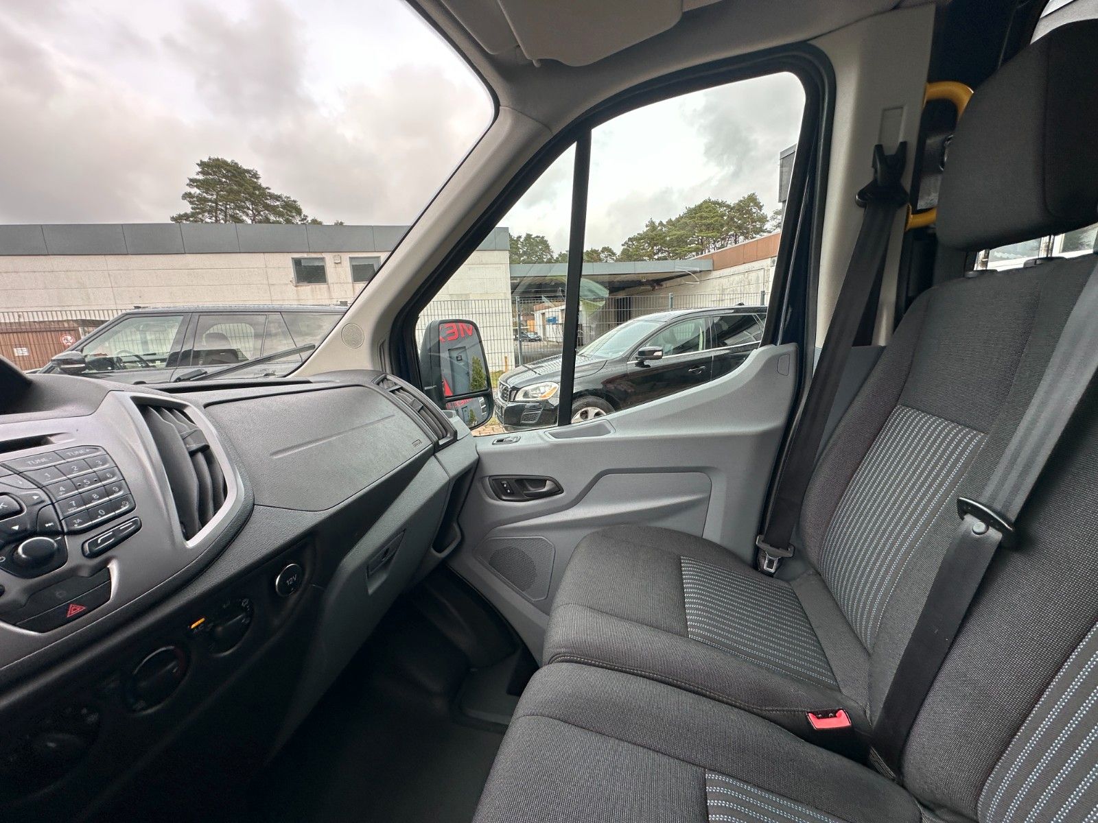 Fahrzeugabbildung Ford Transit Kombi 350 L3 Trend HU neu 170 PS AHK