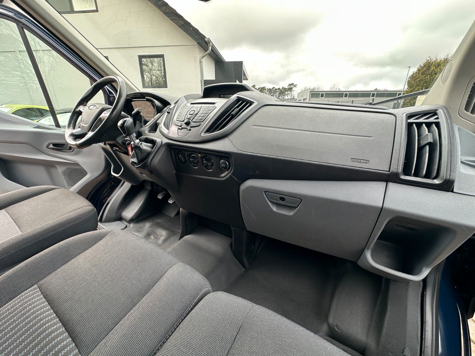 Fahrzeugabbildung Ford Transit Kombi 350 L3 Trend HU neu 170 PS AHK