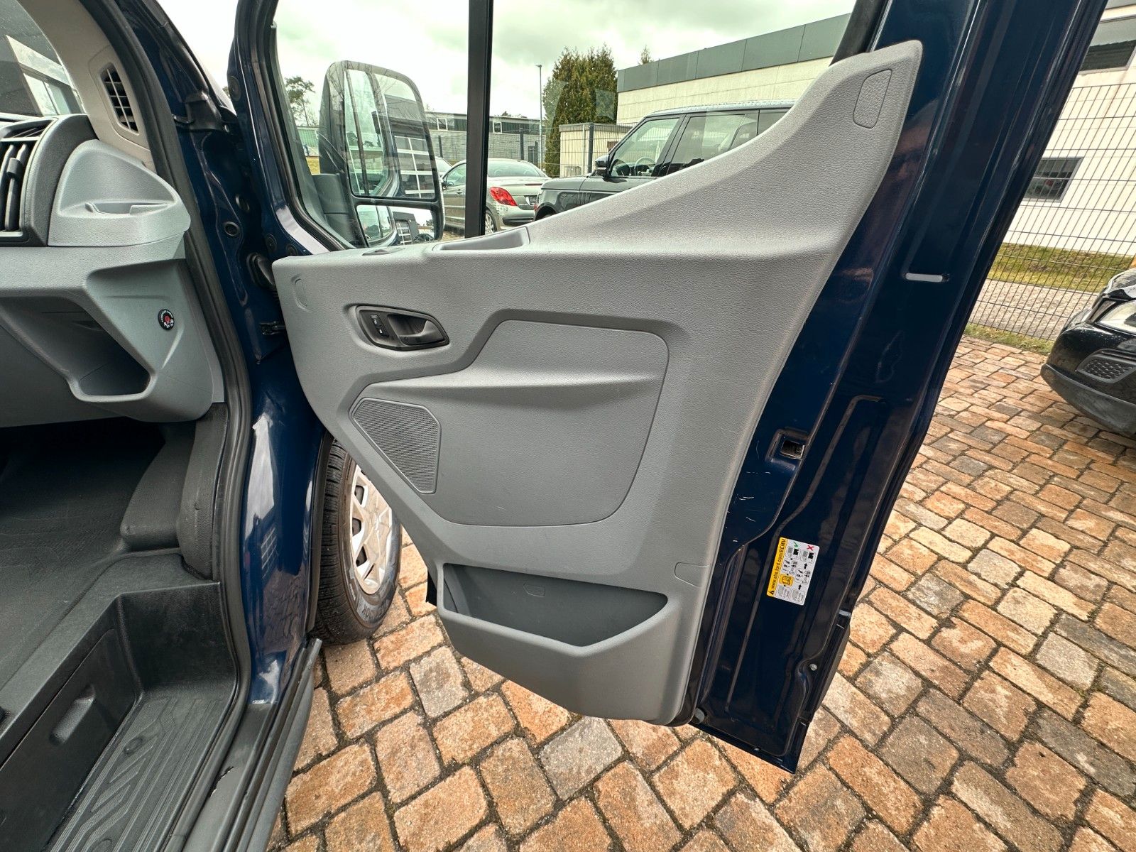 Fahrzeugabbildung Ford Transit Kombi 350 L3 Trend HU neu 170 PS AHK