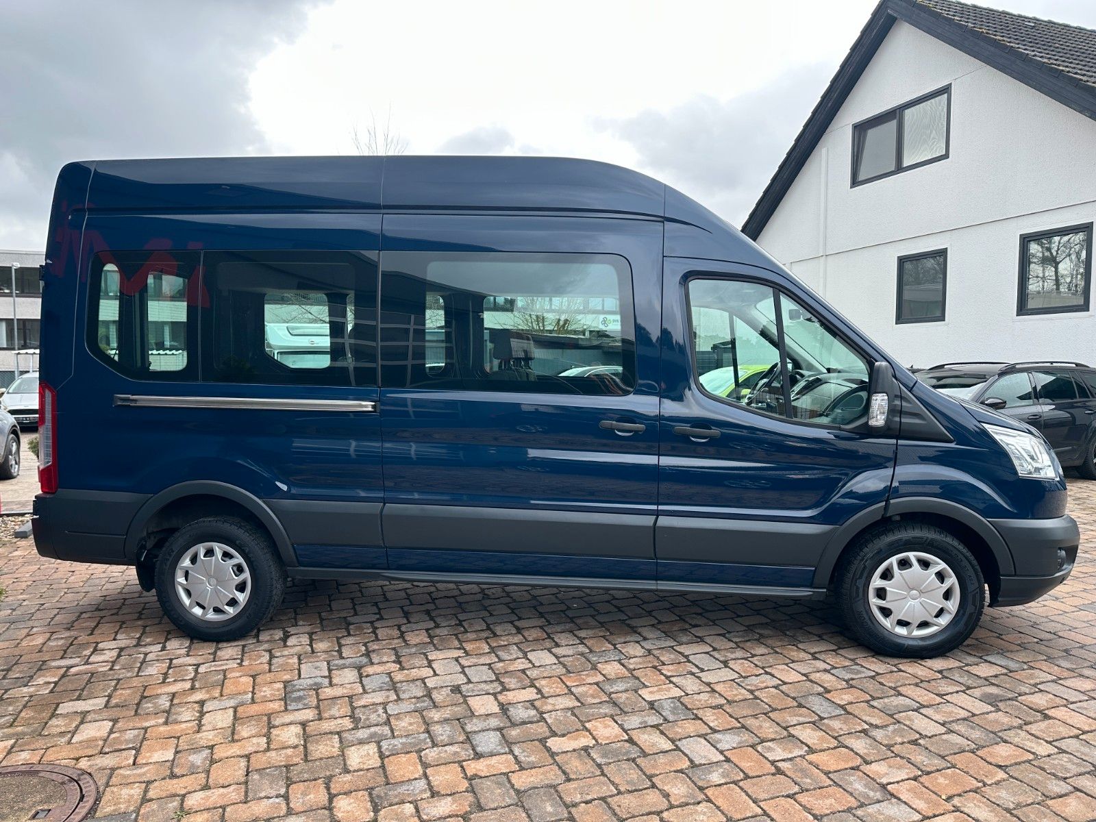 Fahrzeugabbildung Ford Transit Kombi 350 L3 Trend HU neu 170 PS AHK