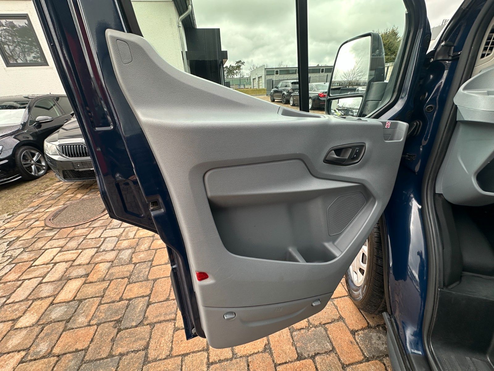 Fahrzeugabbildung Ford Transit Kombi 350 L3 Trend HU neu 170 PS AHK