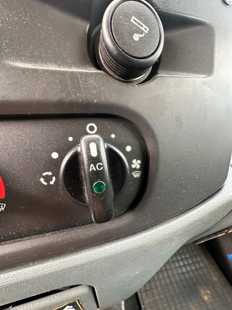 Fahrzeugabbildung Ford Transit Kombi FT 300 K Trend Klima