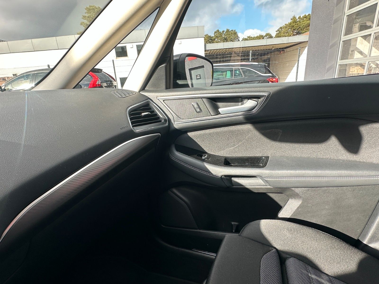 Fahrzeugabbildung Ford S-Max Titanium 2.0 150 PS Autom. LED STH