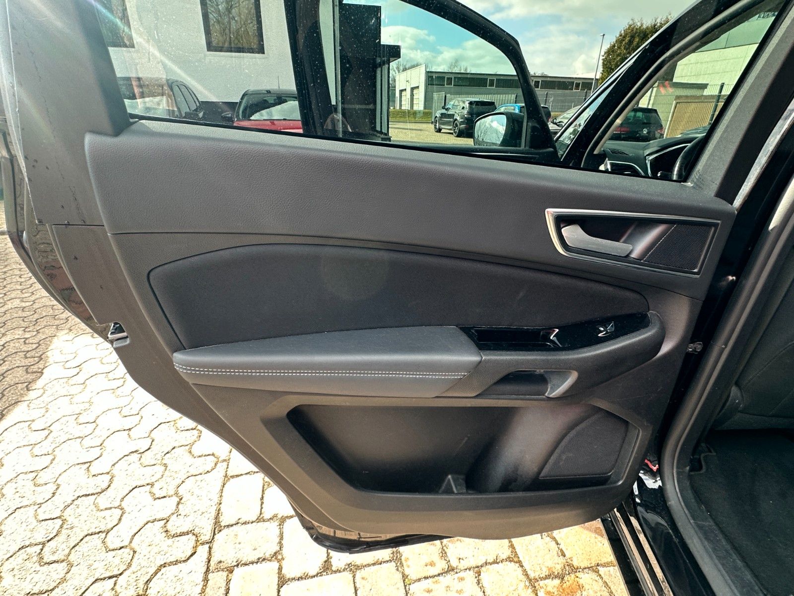 Fahrzeugabbildung Ford S-Max Titanium 2.0 150 PS Autom. LED STH