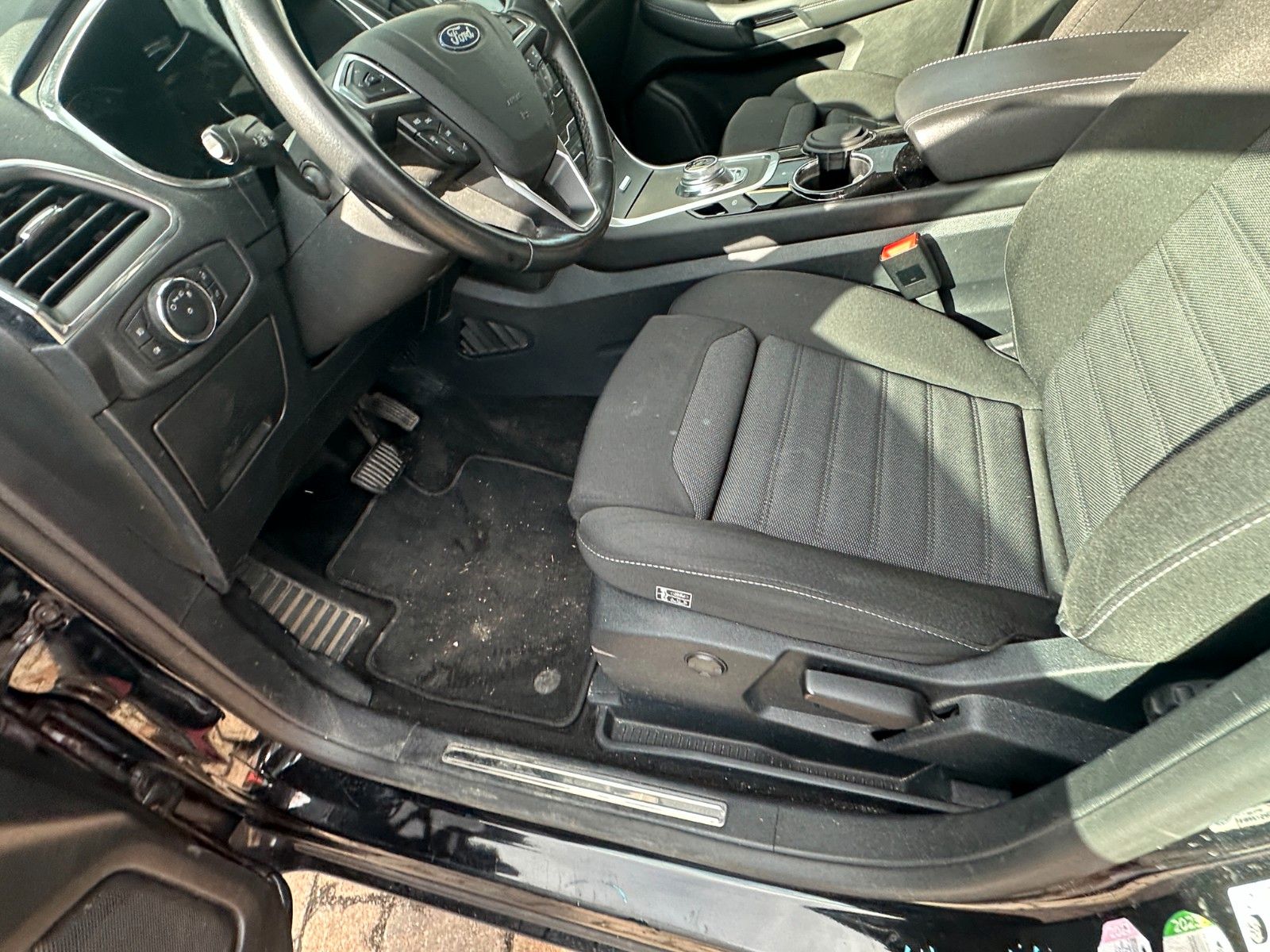 Fahrzeugabbildung Ford S-Max Titanium 2.0 150 PS Autom. LED STH