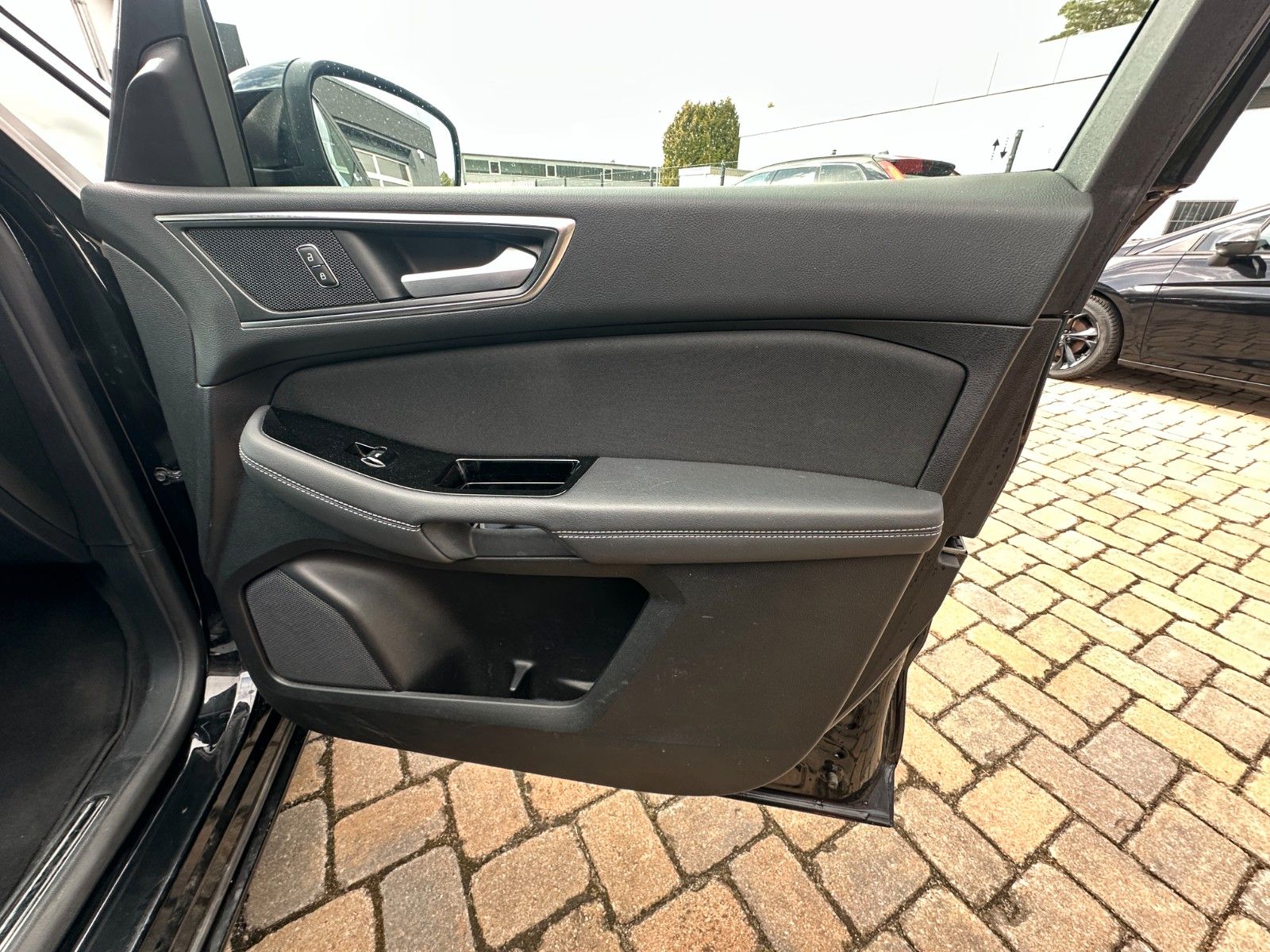 Fahrzeugabbildung Ford S-Max Titanium 2.0 150 PS Autom. LED STH