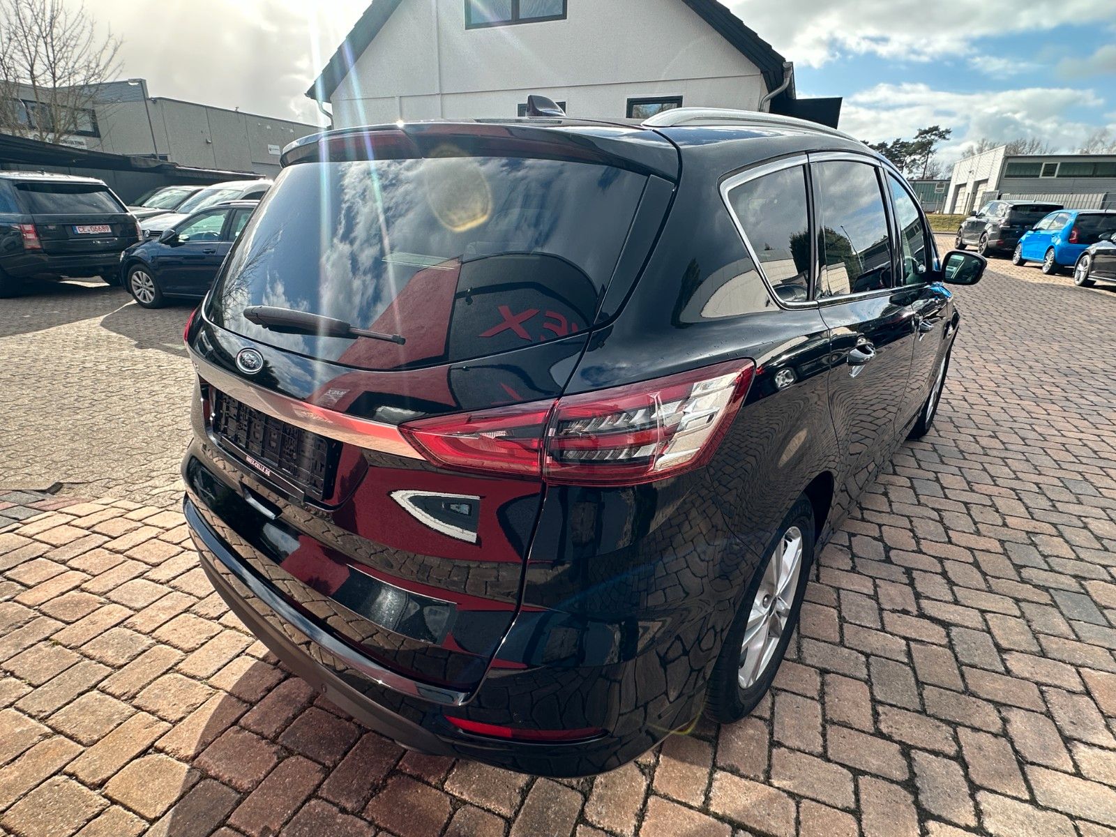 Fahrzeugabbildung Ford S-Max Titanium 2.0 150 PS Autom. LED STH