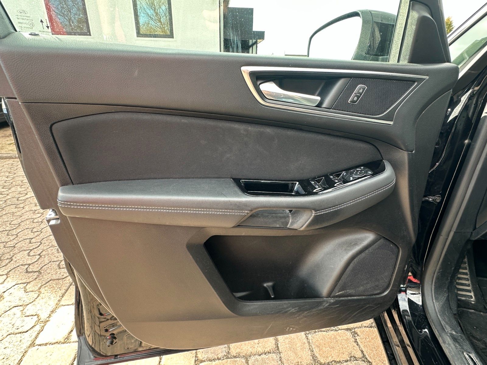 Fahrzeugabbildung Ford S-Max Titanium 2.0 150 PS Autom. LED STH