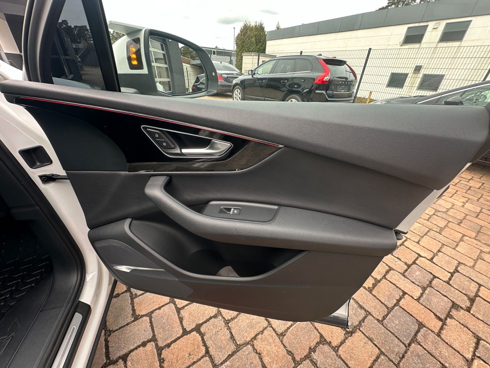 Fahrzeugabbildung Audi Q7 3.0 TFSI 333PS 7-Sitze Pano HUD LED  AHK