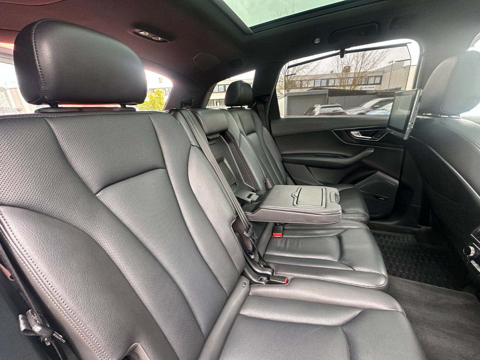 Fahrzeugabbildung Audi Q7 3.0 TFSI 333PS 7-Sitze Pano HUD LED  AHK