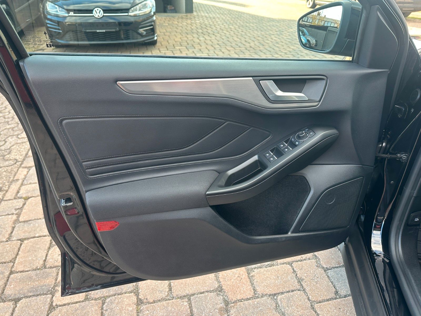 Fahrzeugabbildung Ford Focus Titanium Design 125 PS Autom. LED Navi