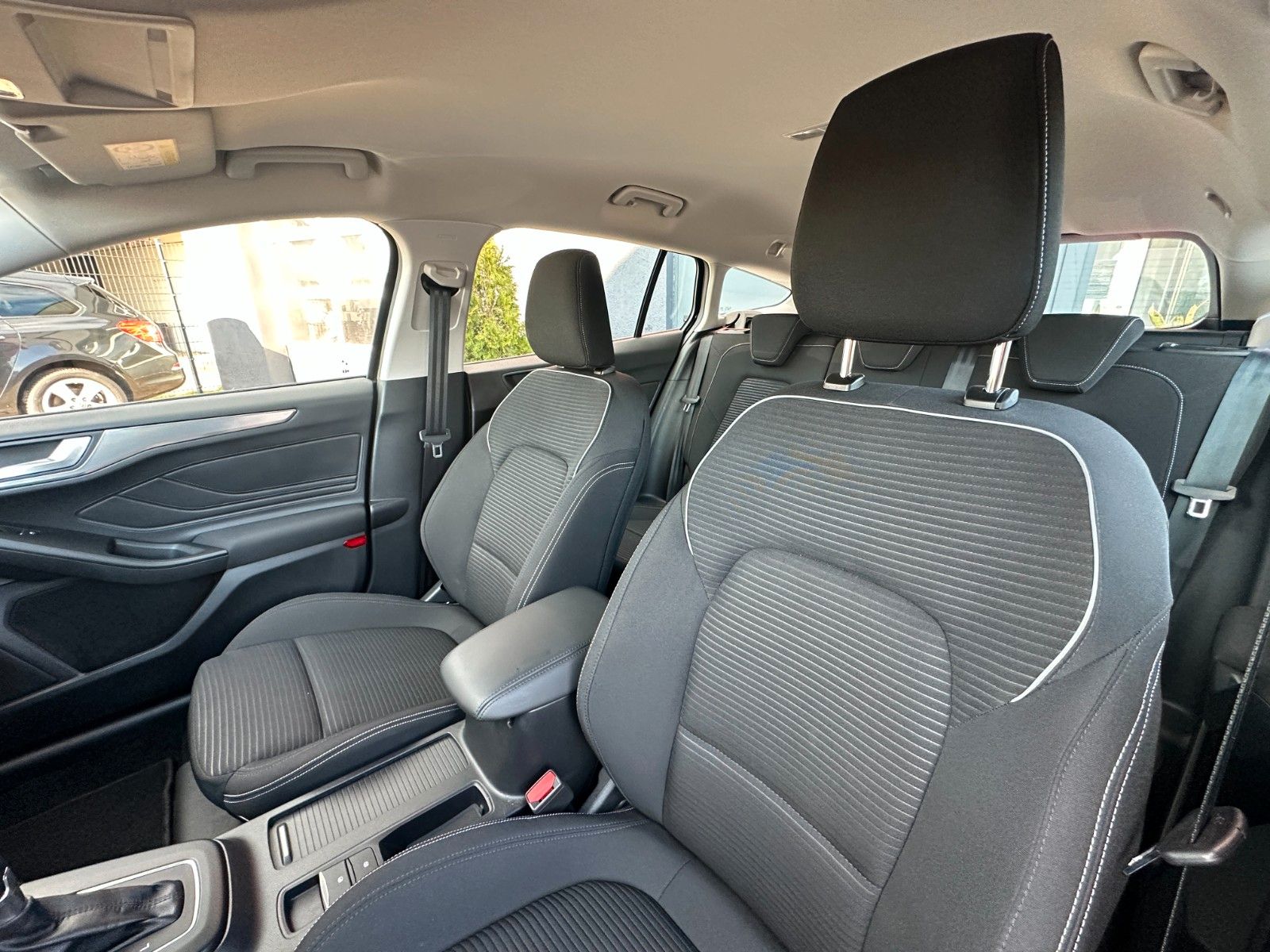 Fahrzeugabbildung Ford Focus Titanium Design 125 PS Autom. LED Navi