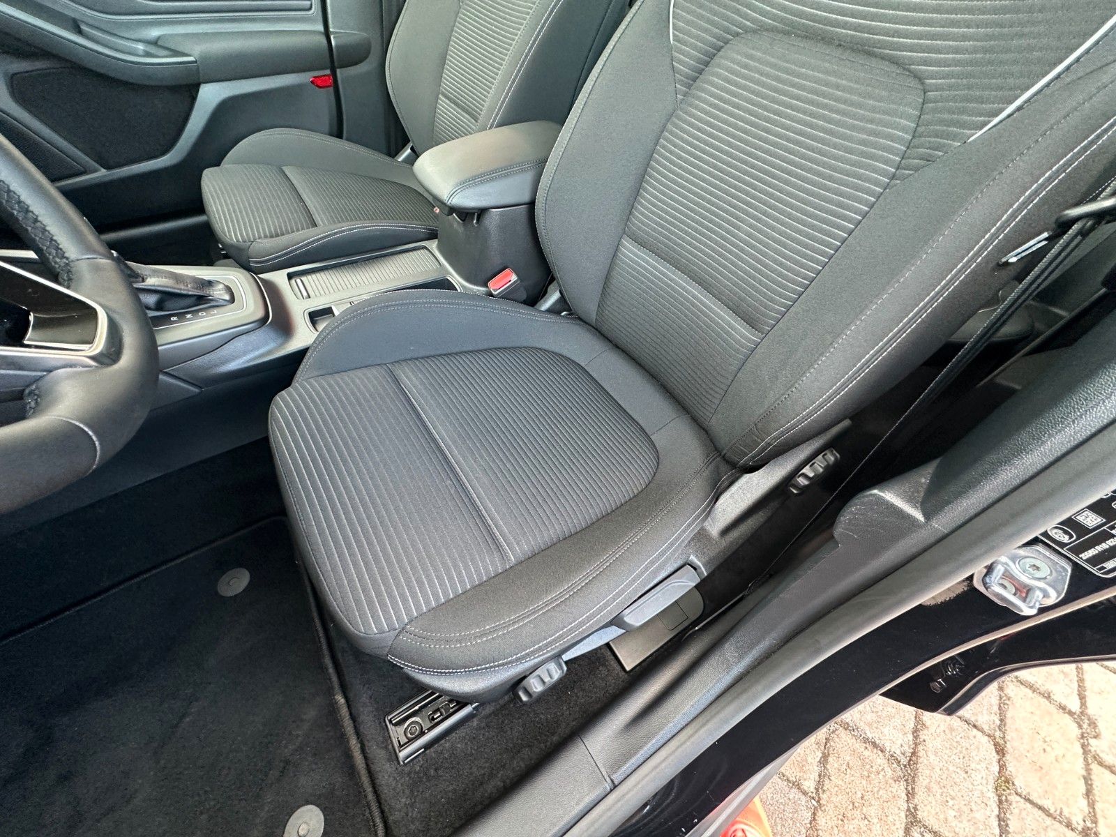 Fahrzeugabbildung Ford Focus Titanium Design 125 PS Autom. LED Navi