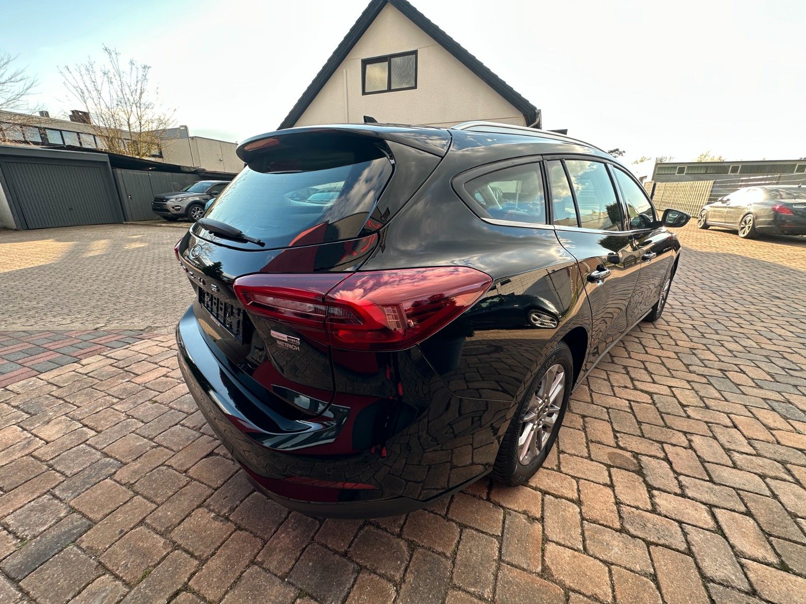 Fahrzeugabbildung Ford Focus Titanium Design 125 PS Autom. LED Navi