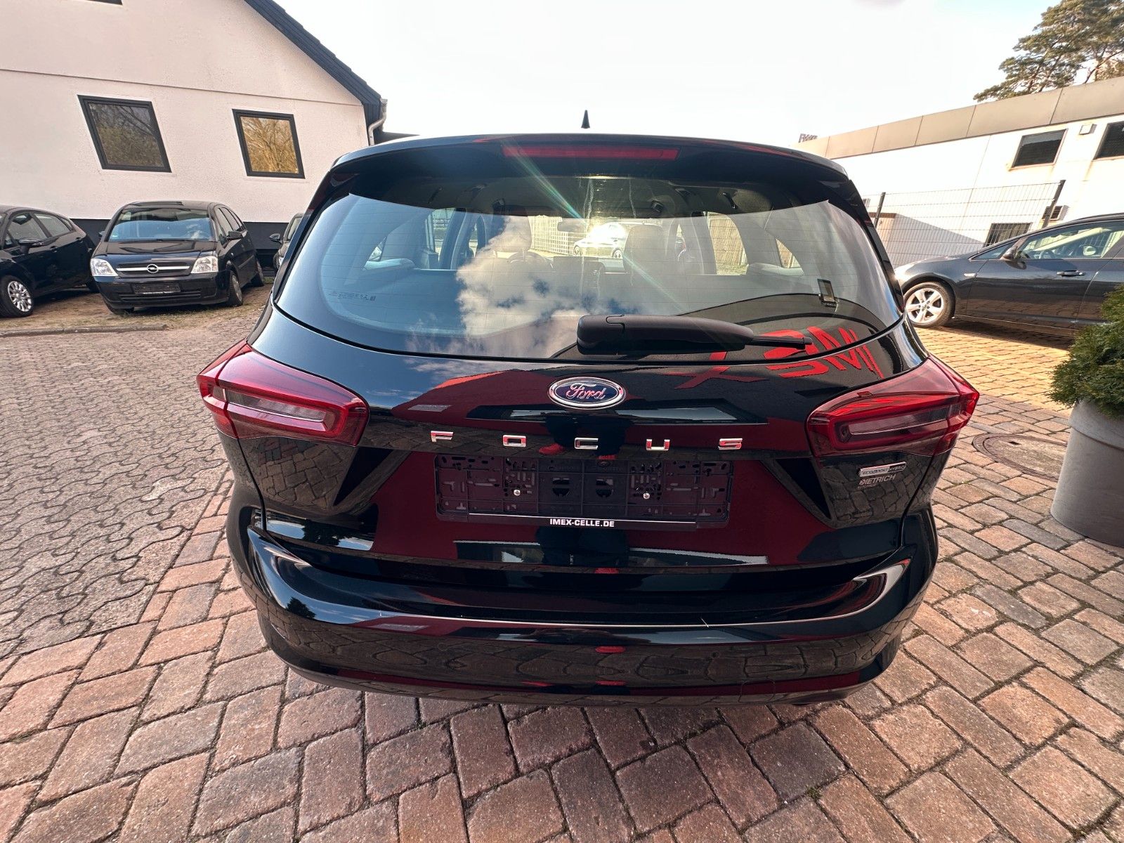 Fahrzeugabbildung Ford Focus Titanium Design 125 PS Autom. LED Navi