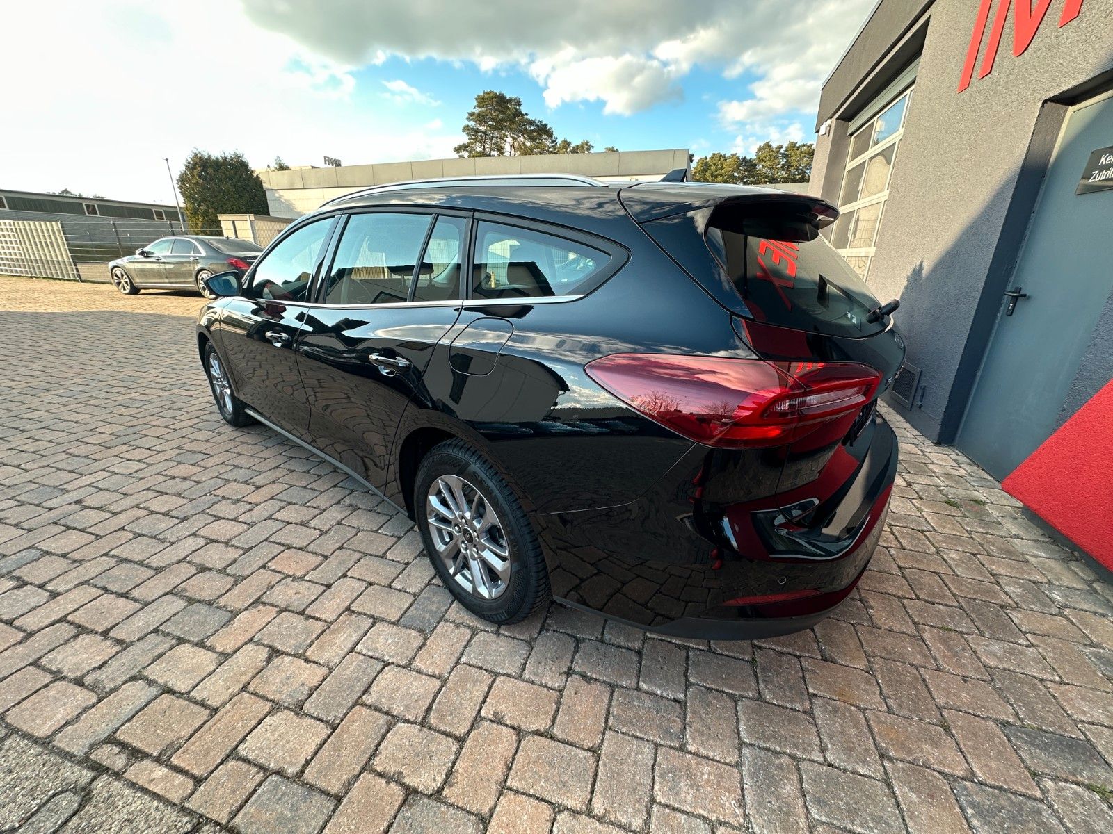 Fahrzeugabbildung Ford Focus Titanium Design 125 PS Autom. LED Navi