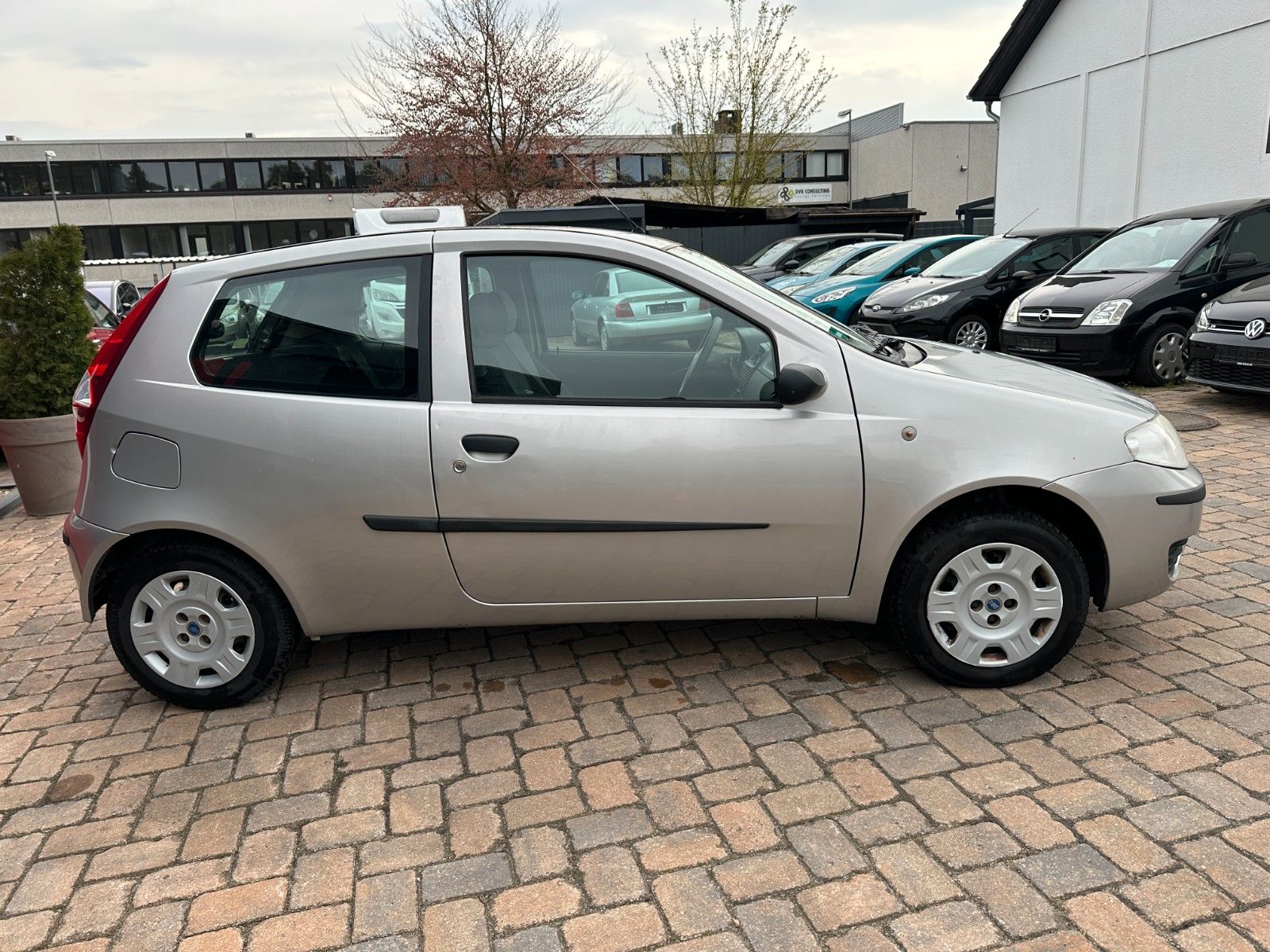Fahrzeugabbildung Fiat Punto 1.2 8V Start 60 PS Tüv 6/27 Klima