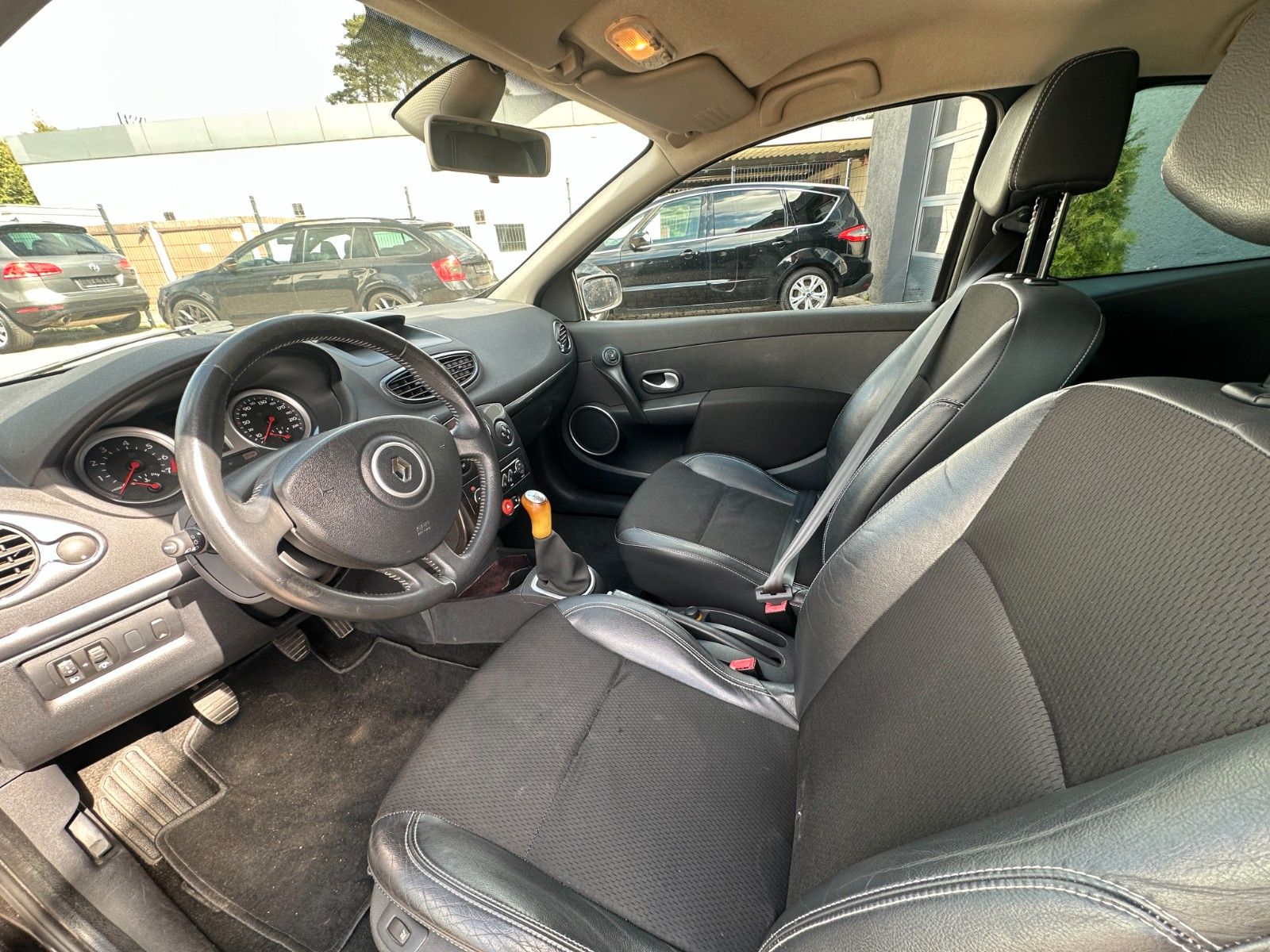 Fahrzeugabbildung Renault Clio III Exception 1.6 111 PS Tüv 11/26 Klima