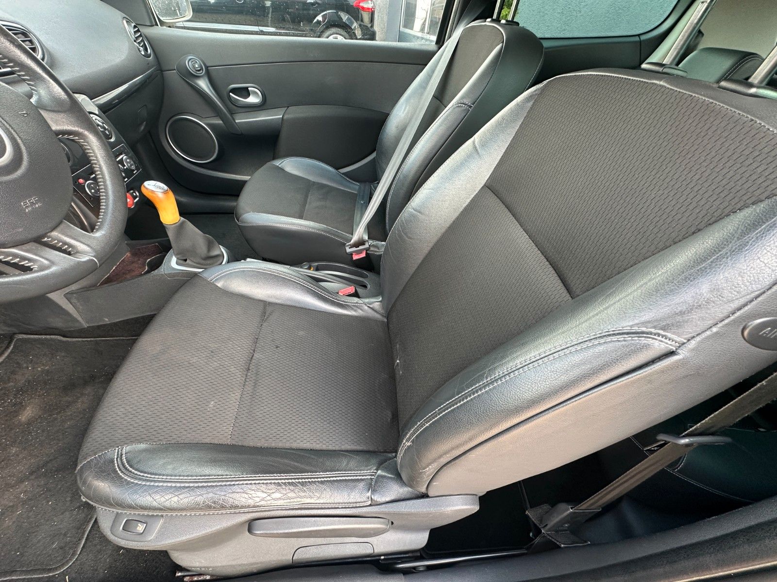 Fahrzeugabbildung Renault Clio III Exception 1.6 111 PS Tüv 11/26 Klima
