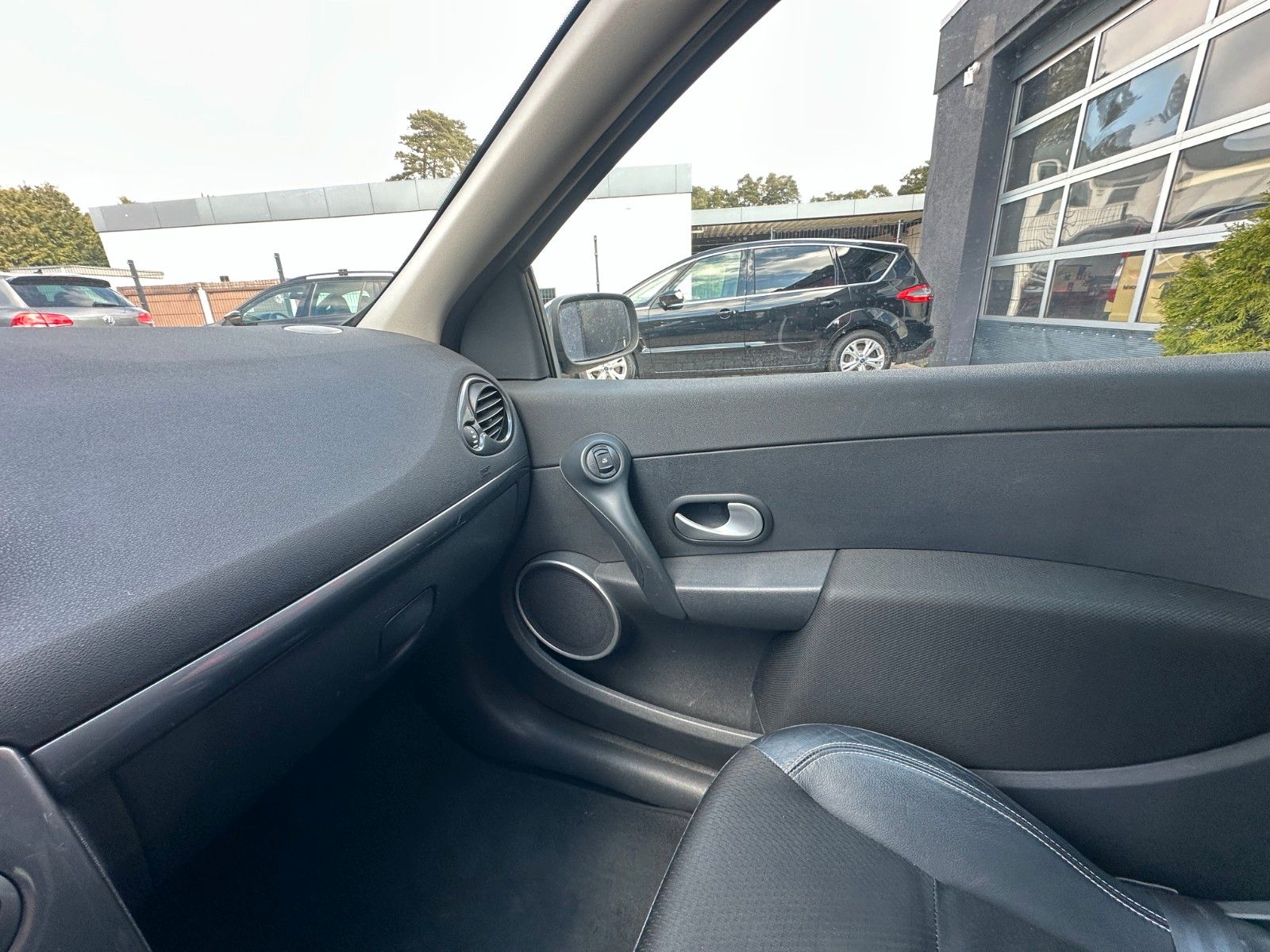 Fahrzeugabbildung Renault Clio III Exception 1.6 111 PS Tüv 11/26 Klima