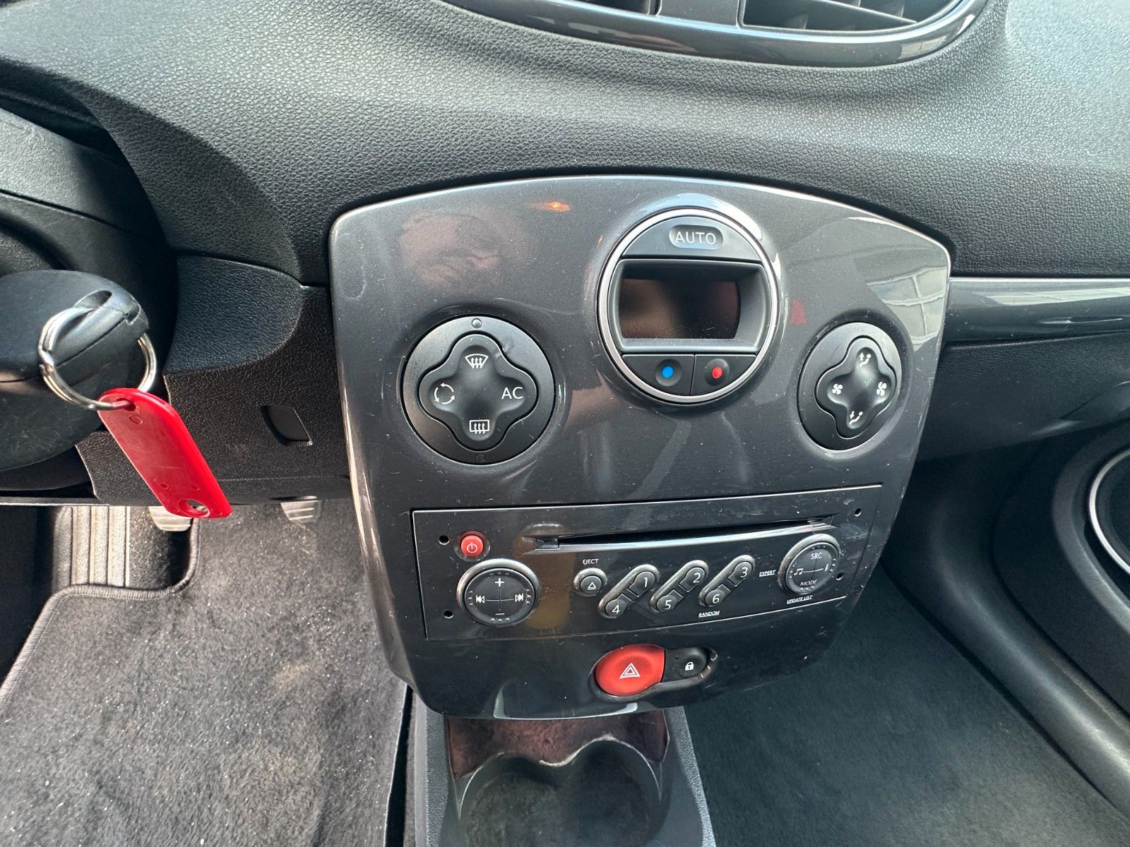 Fahrzeugabbildung Renault Clio III Exception 1.6 111 PS Tüv 11/26 Klima