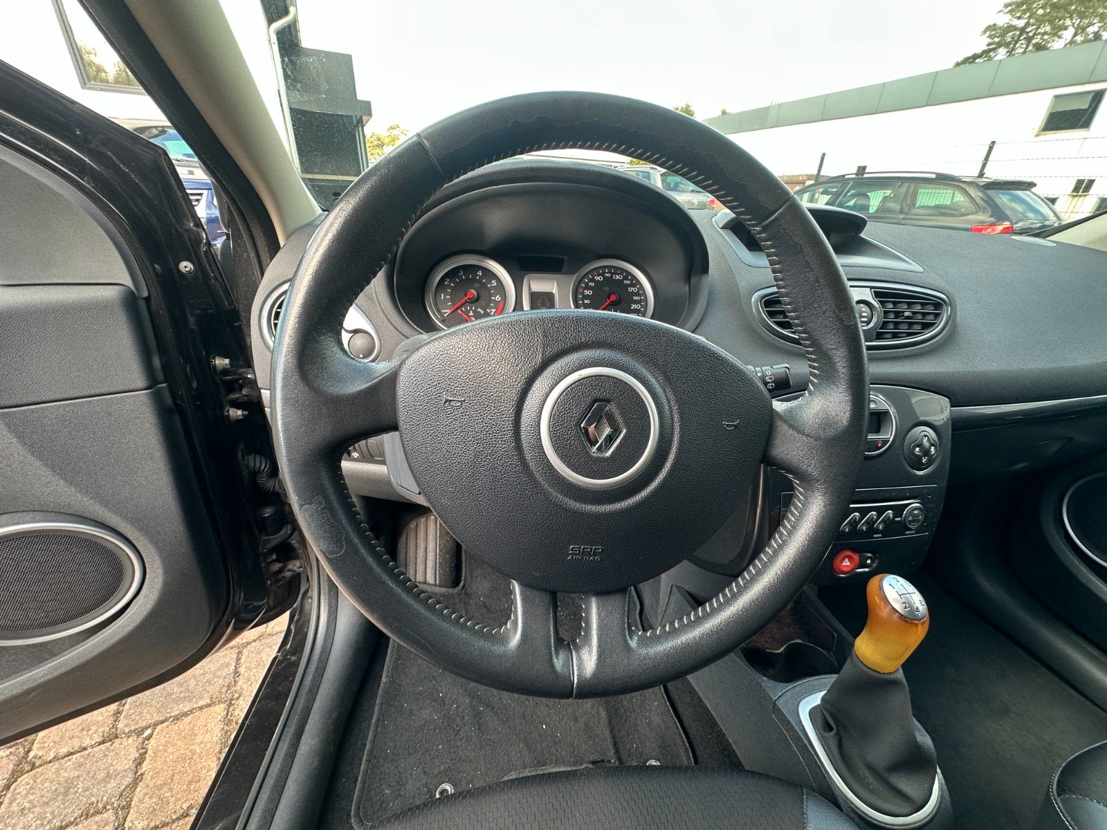 Fahrzeugabbildung Renault Clio III Exception 1.6 111 PS Tüv 11/26 Klima