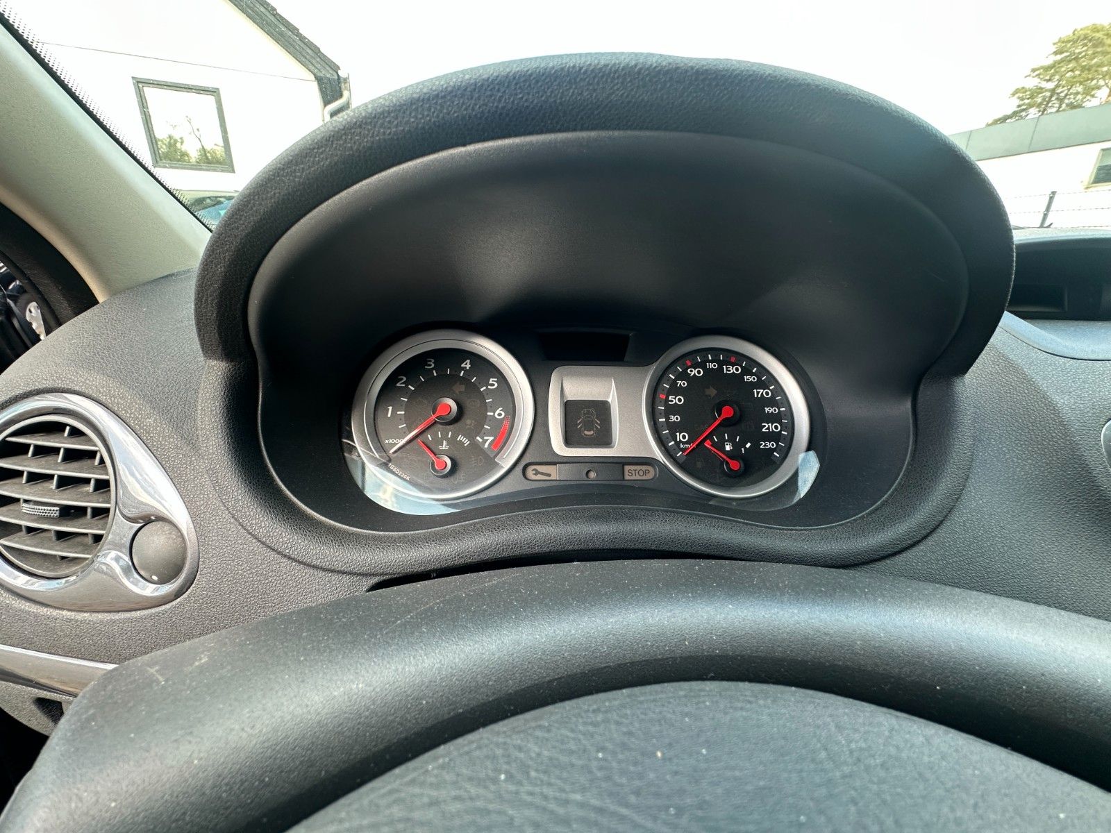 Fahrzeugabbildung Renault Clio III Exception 1.6 111 PS Tüv 11/26 Klima