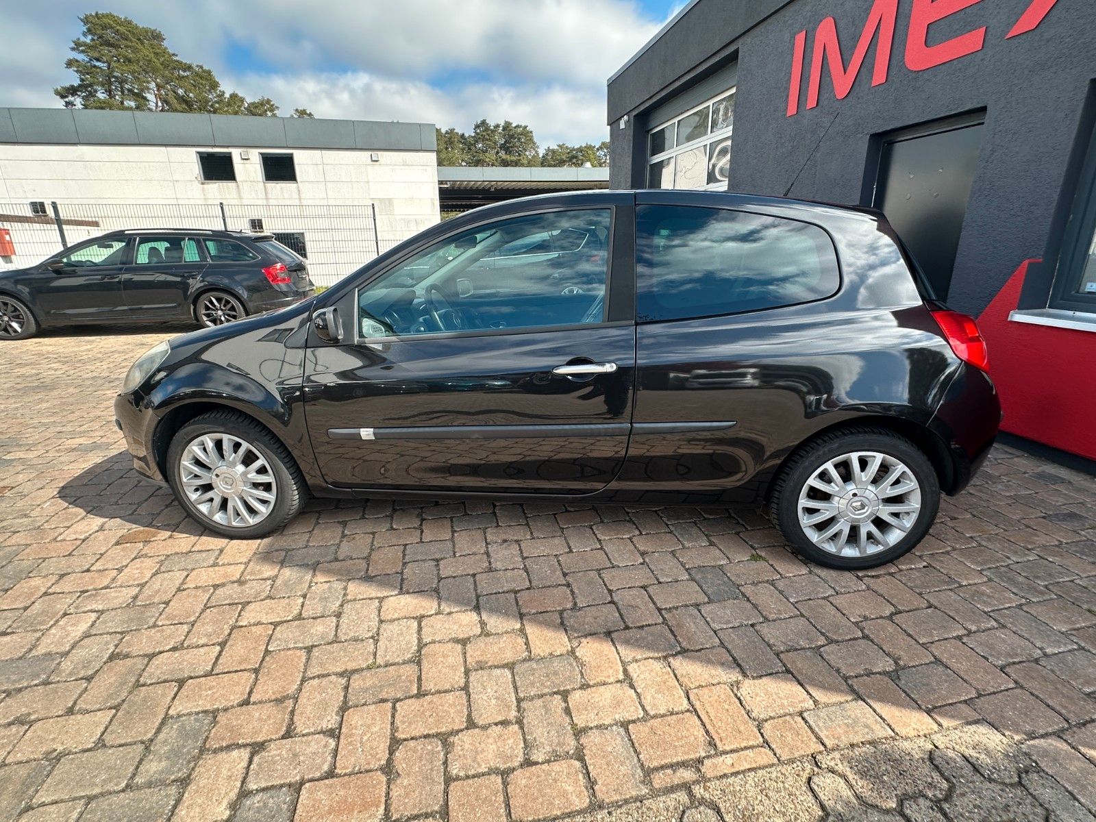 Fahrzeugabbildung Renault Clio III Exception 1.6 111 PS Tüv 11/26 Klima