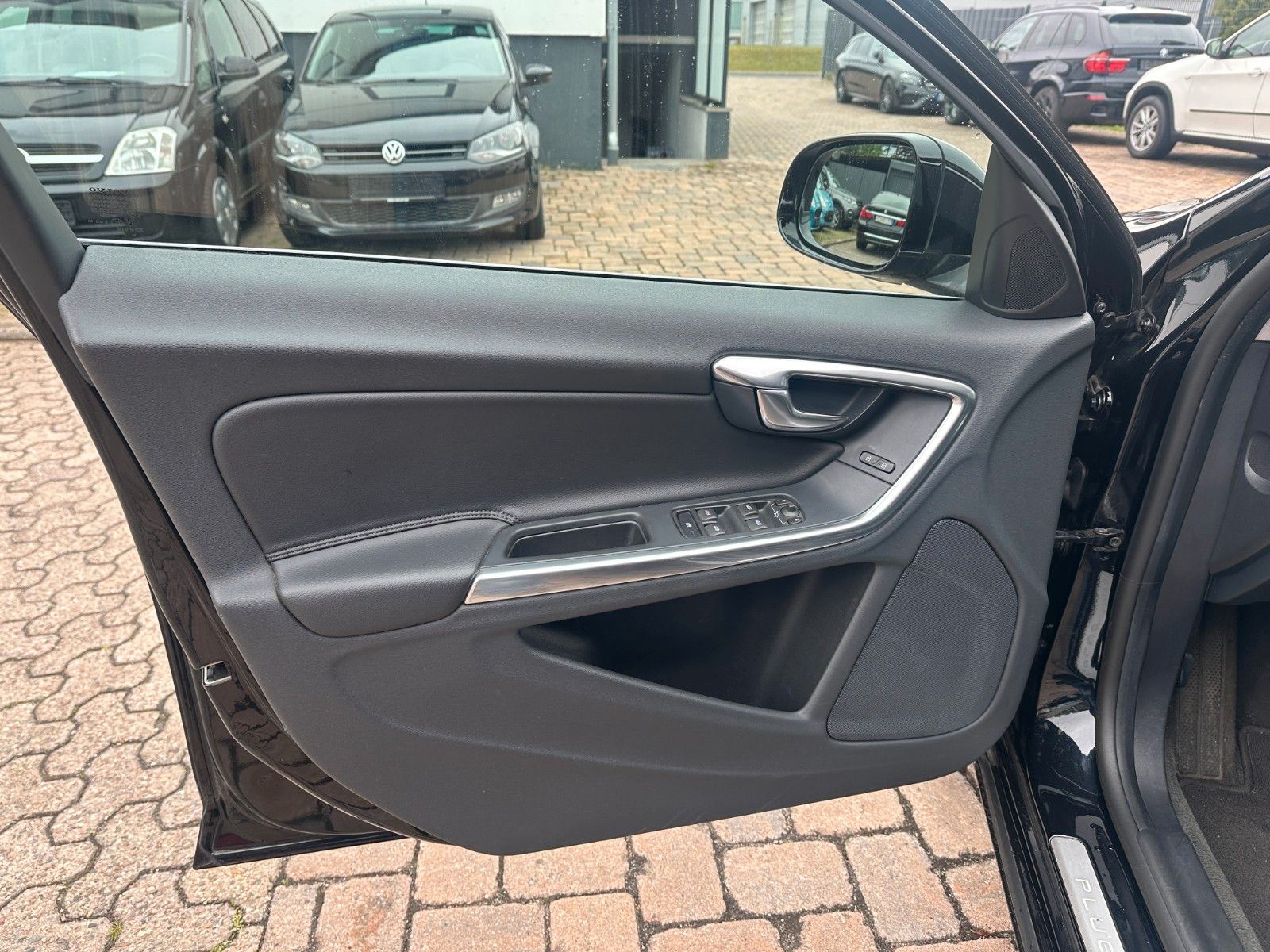 Fahrzeugabbildung Volvo V60 T6 2.4 Summum AWD Diesel/Elektr. Leder